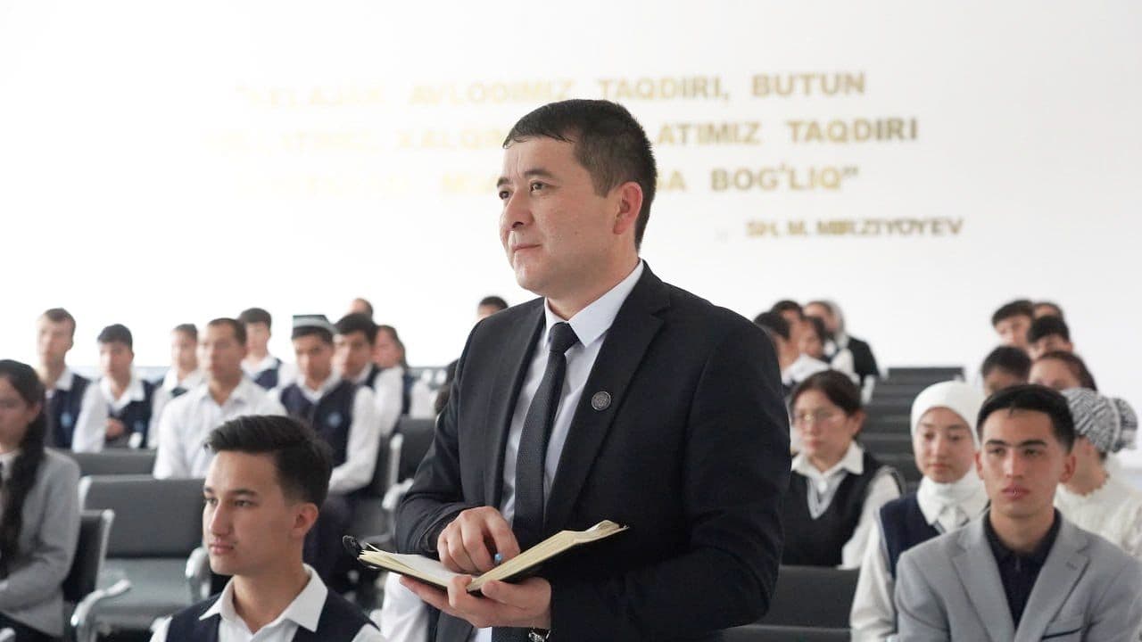 Tuman hokimi Behzod Raxmatullayev tomonidan “Mening portfoliom” mavzusida “Kelajak soati” dars mashg‘uloti tashkil etildi.
