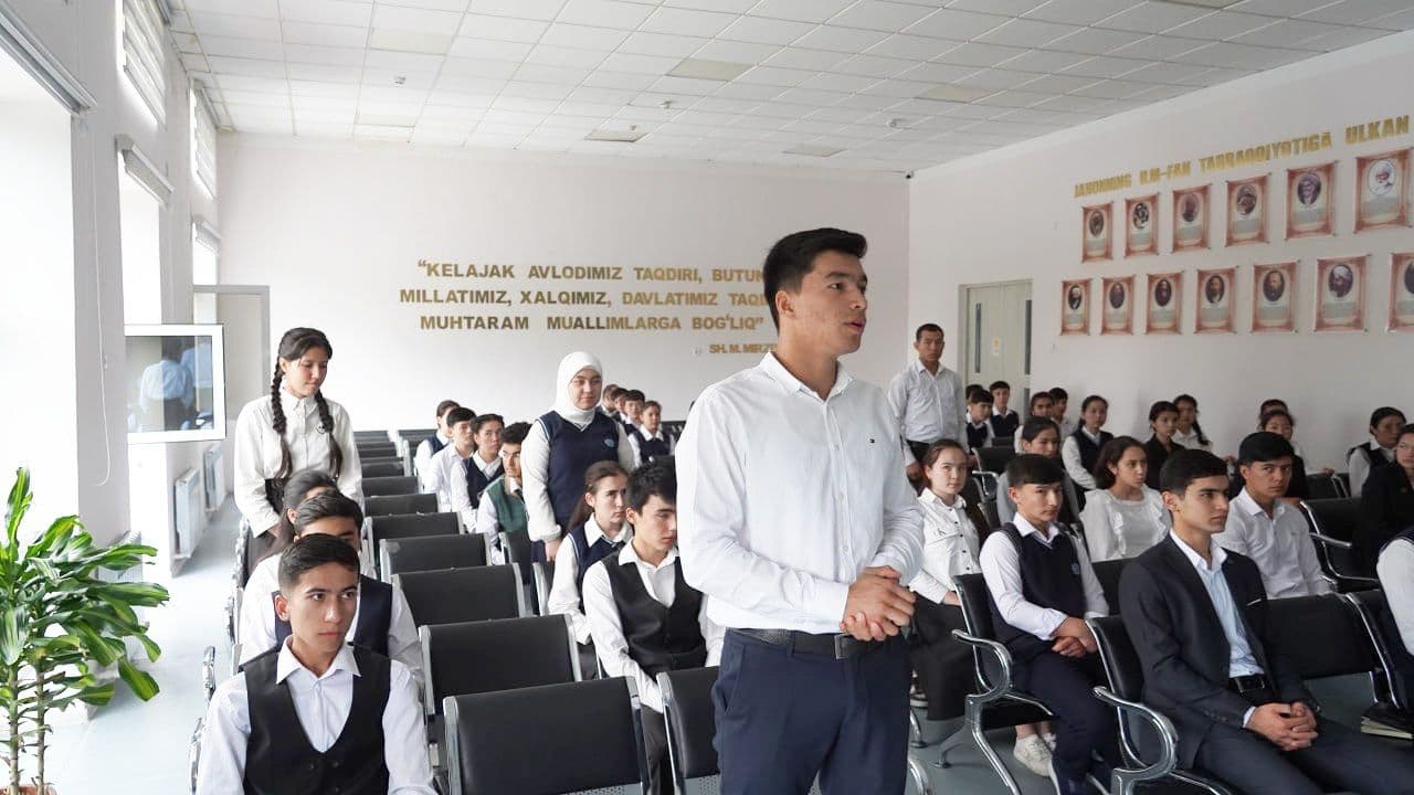 Tuman hokimi Behzod Raxmatullayev tomonidan “Mening portfoliom” mavzusida “Kelajak soati” dars mashg‘uloti tashkil etildi.