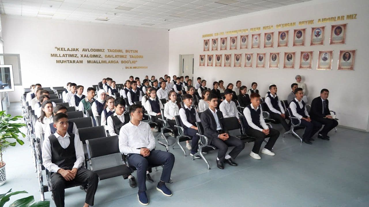Tuman hokimi Behzod Raxmatullayev tomonidan “Mening portfoliom” mavzusida “Kelajak soati” dars mashg‘uloti tashkil etildi.