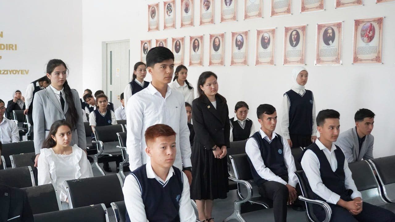 Tuman hokimi Behzod Raxmatullayev tomonidan “Mening portfoliom” mavzusida “Kelajak soati” dars mashg‘uloti tashkil etildi.