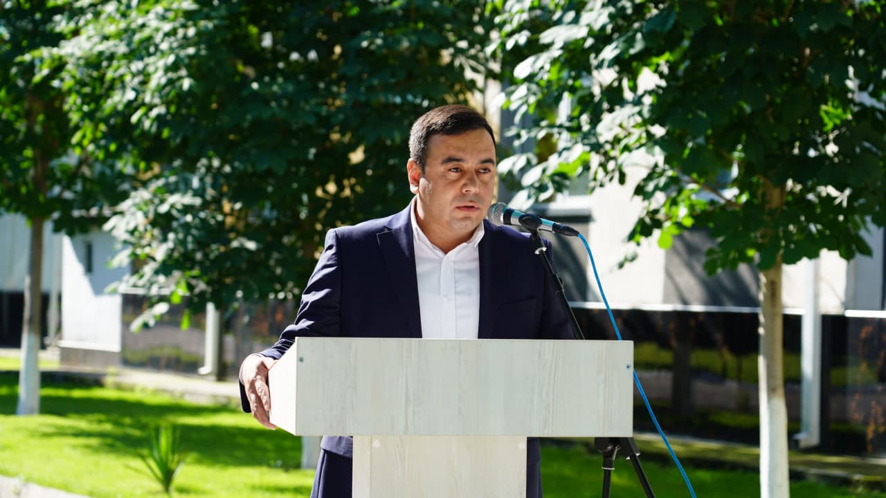 Toyloqda “Yuksak ma’rifatli avlod — Uchinchi Renessans poydevori!” shiori ostida “So‘nggi qo‘ng‘iroq” tadbirlari keng nishonlanmoqda