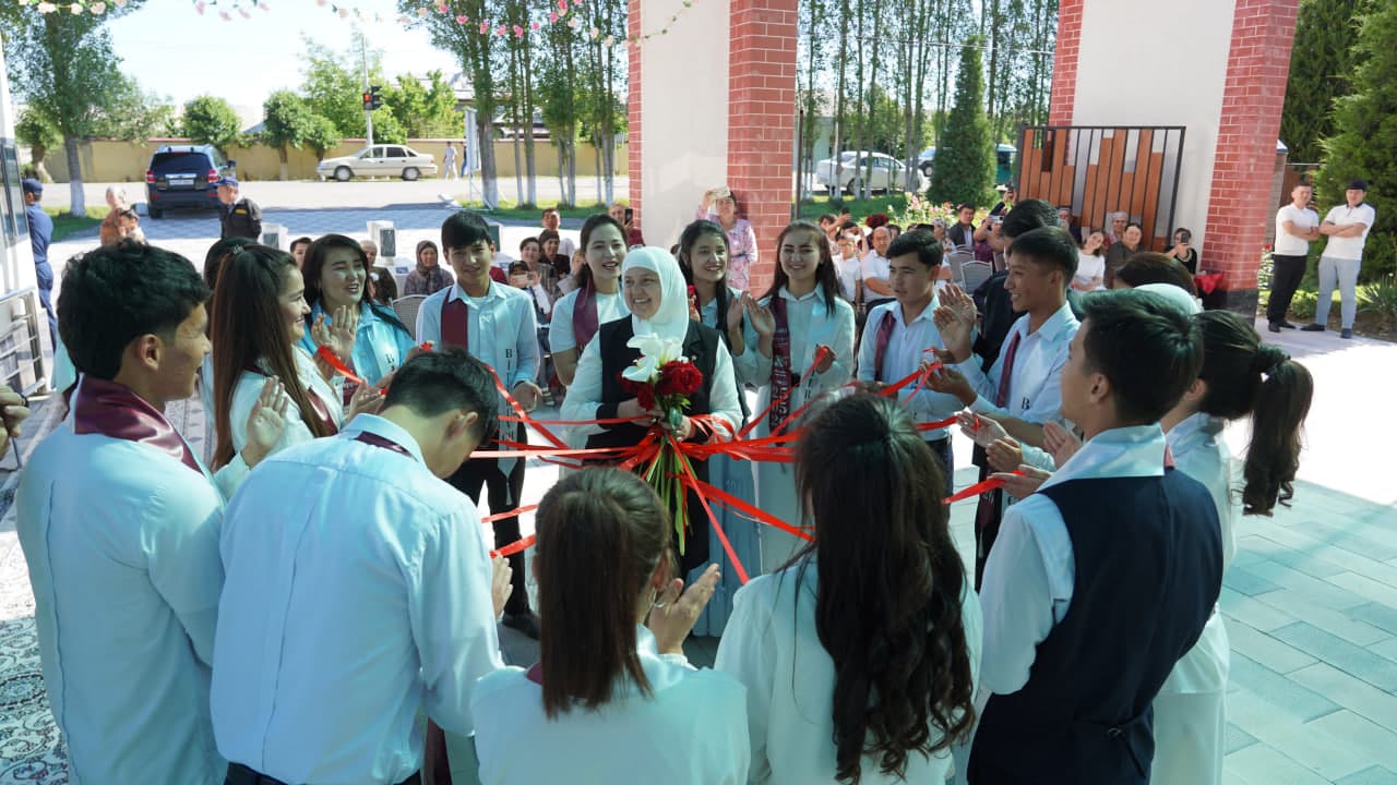 Toyloqda “Yuksak ma’rifatli avlod — Uchinchi Renessans poydevori!” shiori ostida “So‘nggi qo‘ng‘iroq” tadbirlari keng nishonlanmoqda