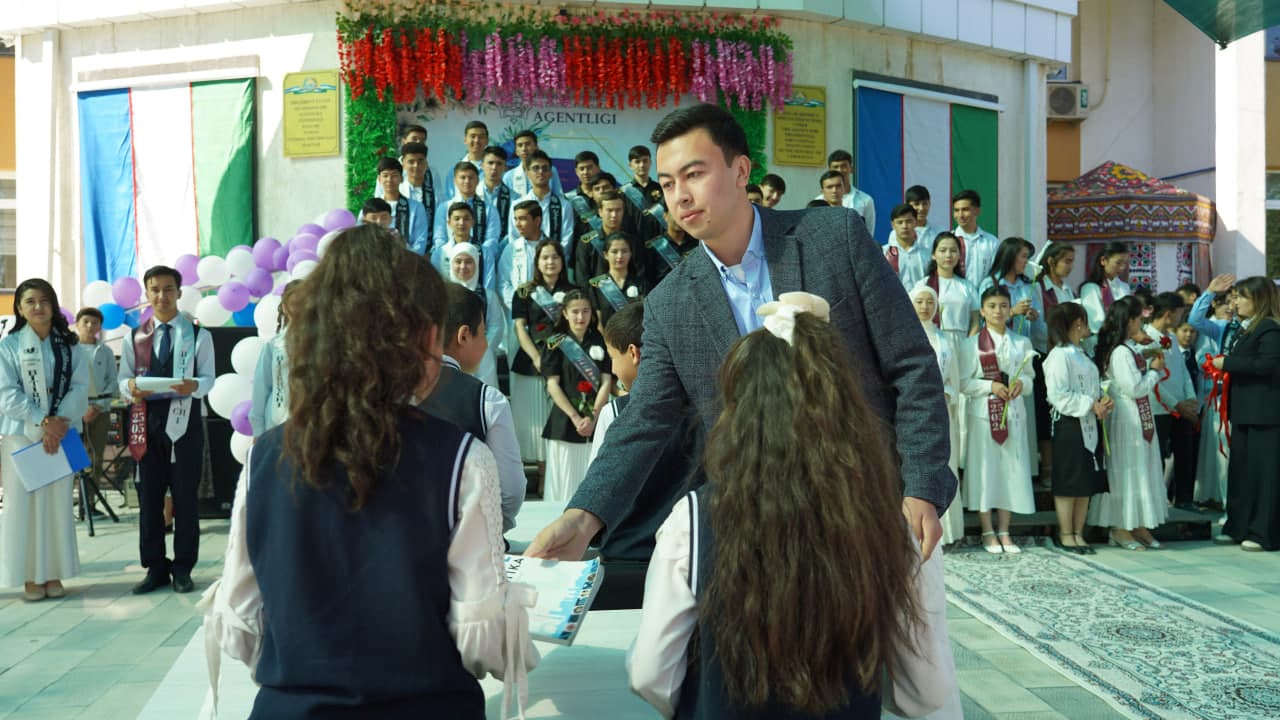 Toyloqda “Yuksak ma’rifatli avlod — Uchinchi Renessans poydevori!” shiori ostida “So‘nggi qo‘ng‘iroq” tadbirlari keng nishonlanmoqda