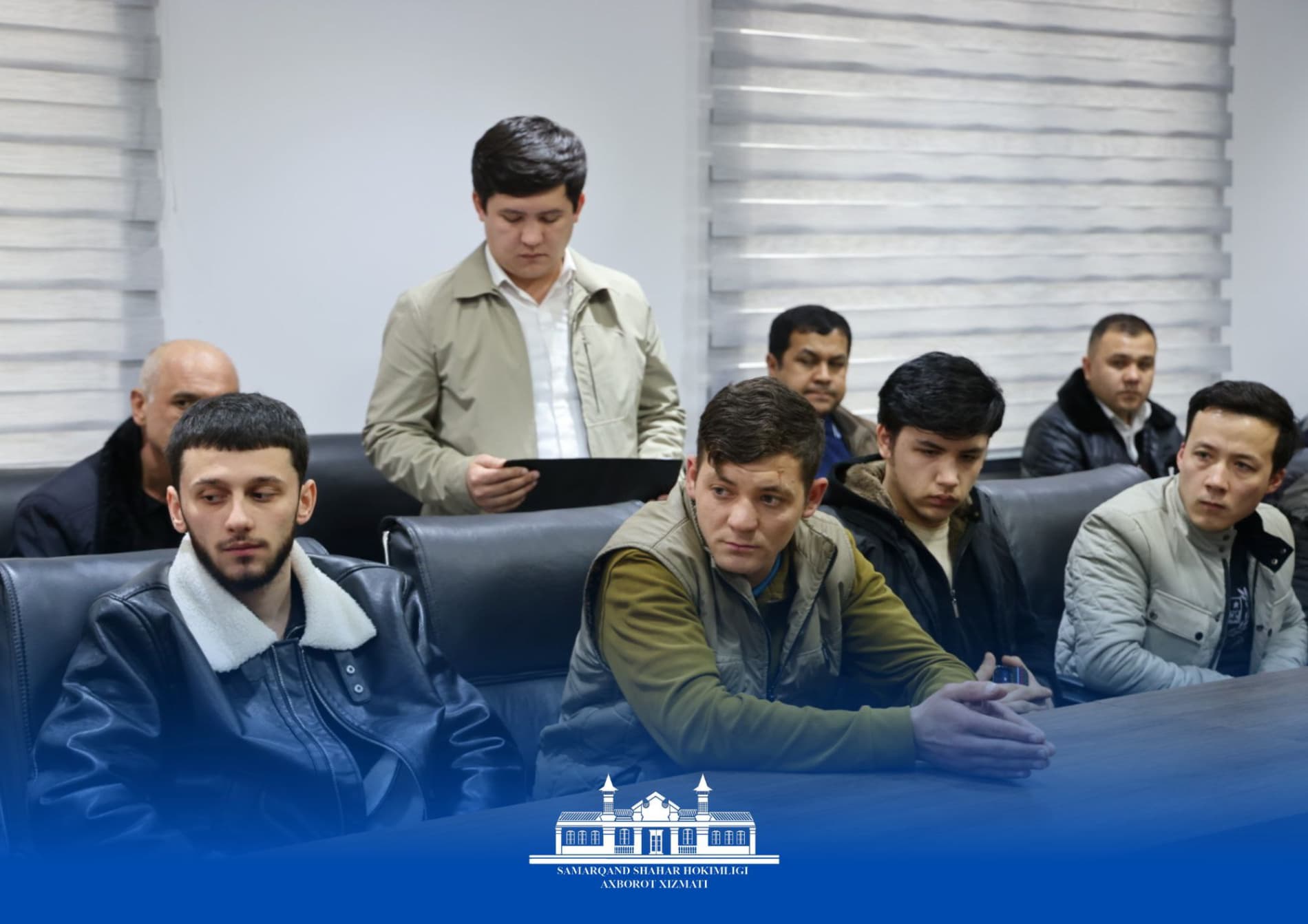 Shahar hokimi yoshlarning muammo va takliflarini tinglamoqda