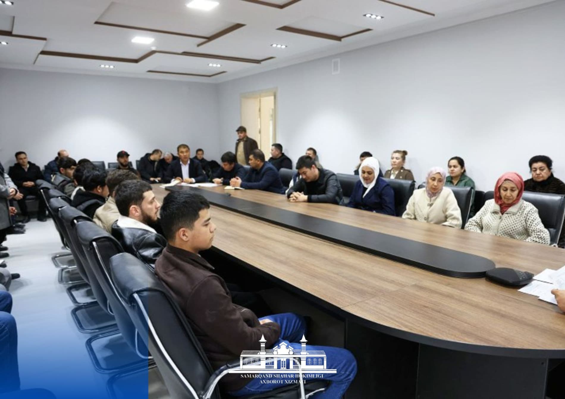 Shahar hokimi yoshlarning muammo va takliflarini tinglamoqda