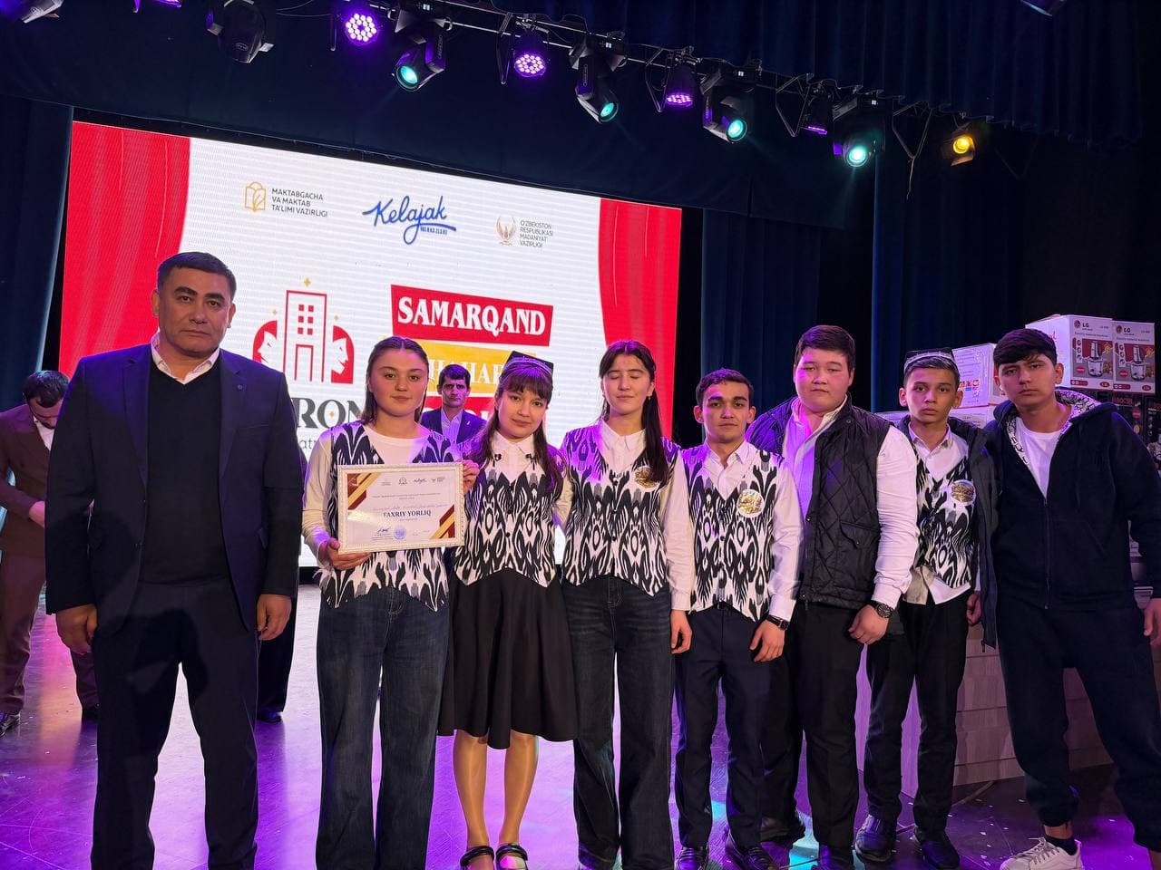 “Turon” maktab teatri tanlovining Samarqand shahar bosqichi g‘oliblari munosib taqdirlandilar.