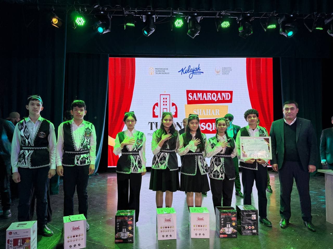 “Turon” maktab teatri tanlovining Samarqand shahar bosqichi g‘oliblari munosib taqdirlandilar.