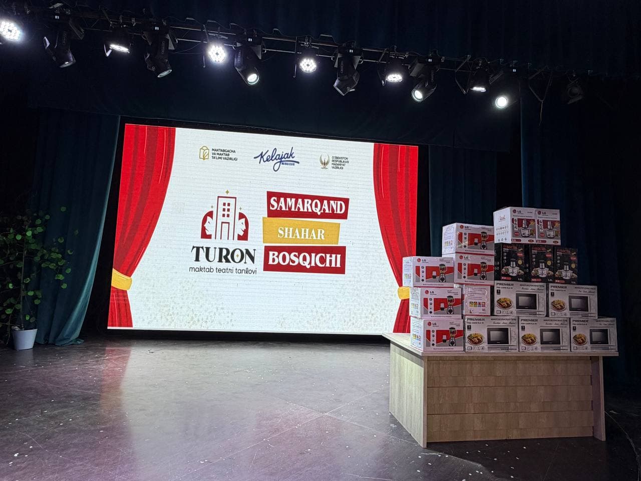 “Turon” maktab teatri tanlovining Samarqand shahar bosqichi g‘oliblari munosib taqdirlandilar.