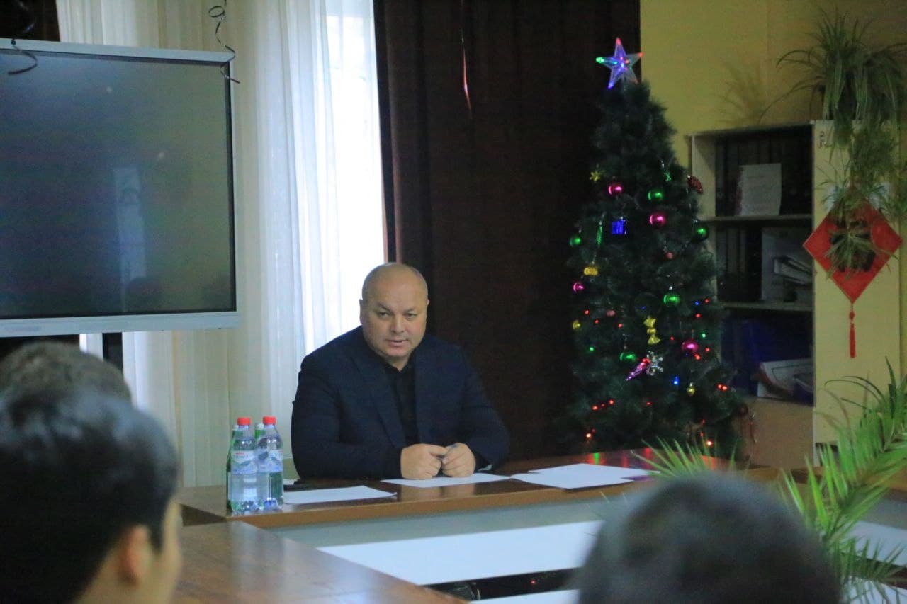 Norin tuman hokimi yoshlar bilan ochiq muloqot qildi