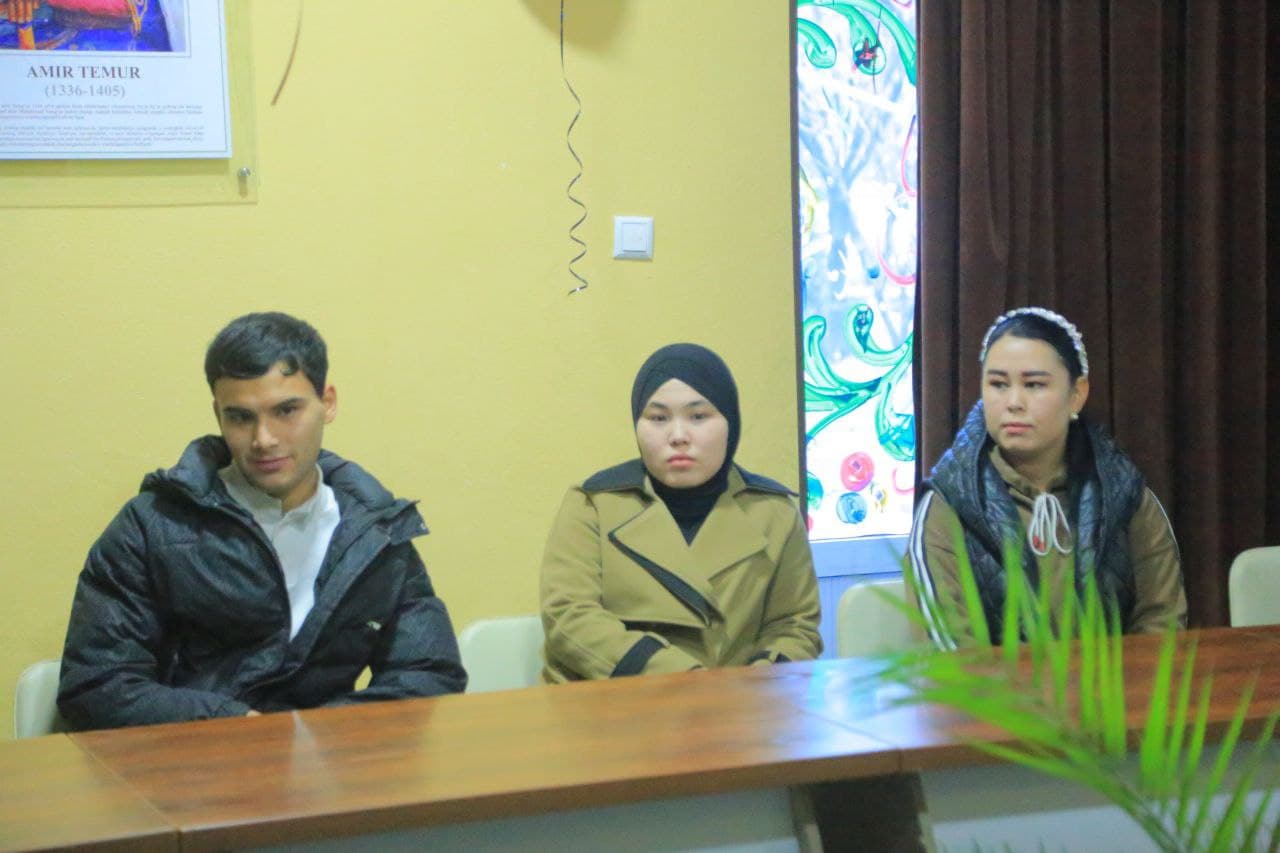 Norin tuman hokimi yoshlar bilan ochiq muloqot qildi