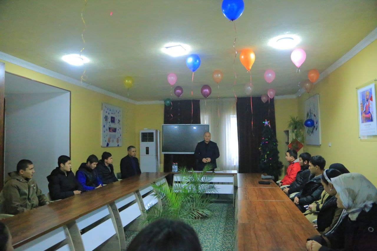 Norin tuman hokimi yoshlar bilan ochiq muloqot qildi