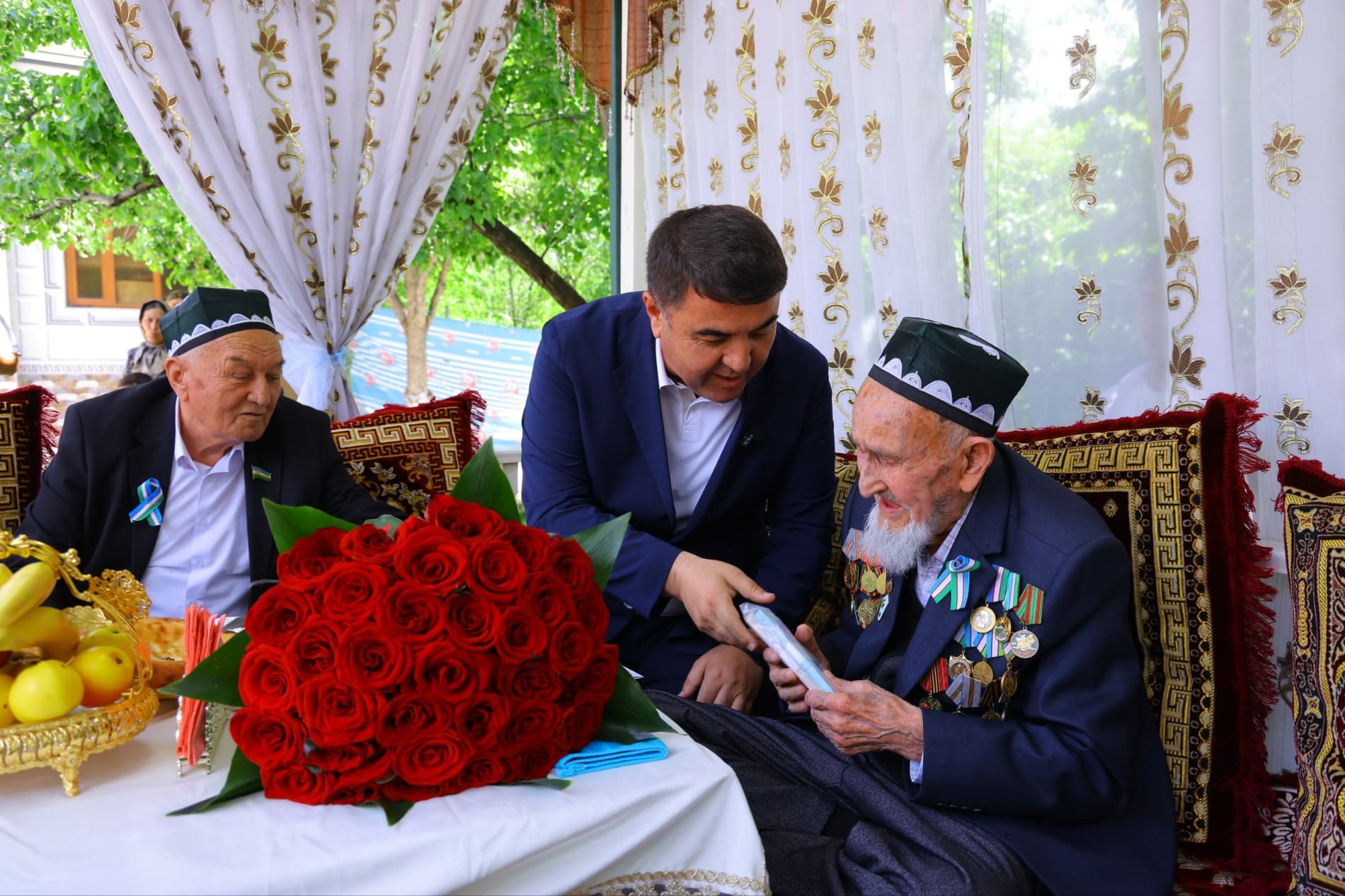 Тирик тарих соҳибига эҳтиром
