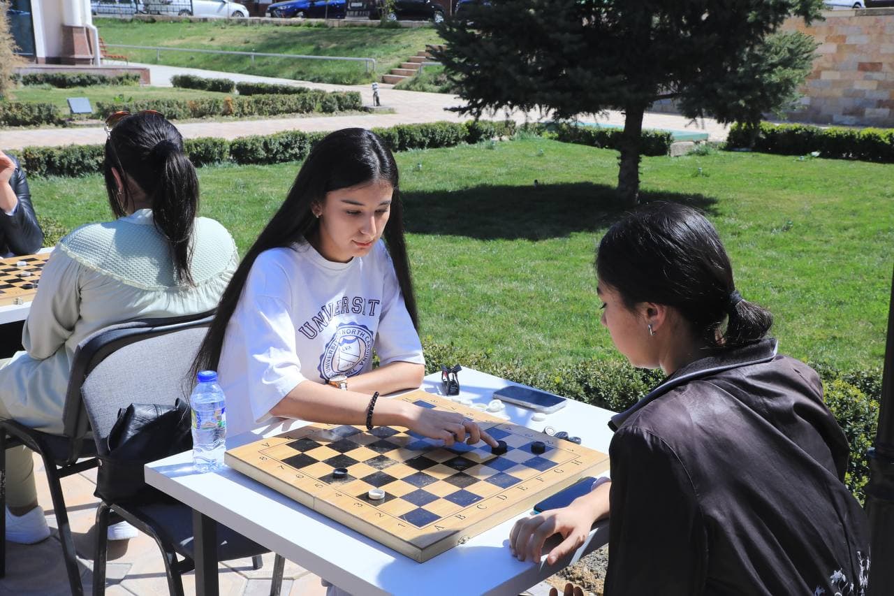 Samarqand shahridagi Yoshlar markazida “Besh tashabbus olimpiadasi” doirasida shaxmat va shashka musobaqalarining sektor bosqichi