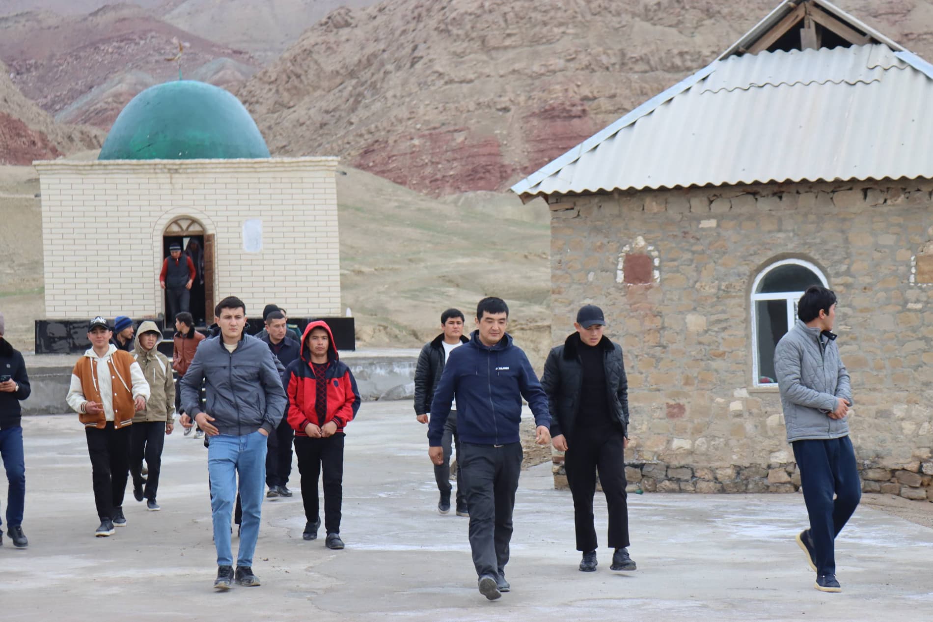 Ichki turizm: Bandixonda otaliqqa olingan yoshlar “Shakarli ota” ziyoratgohini ziyorat qilib qaytdi