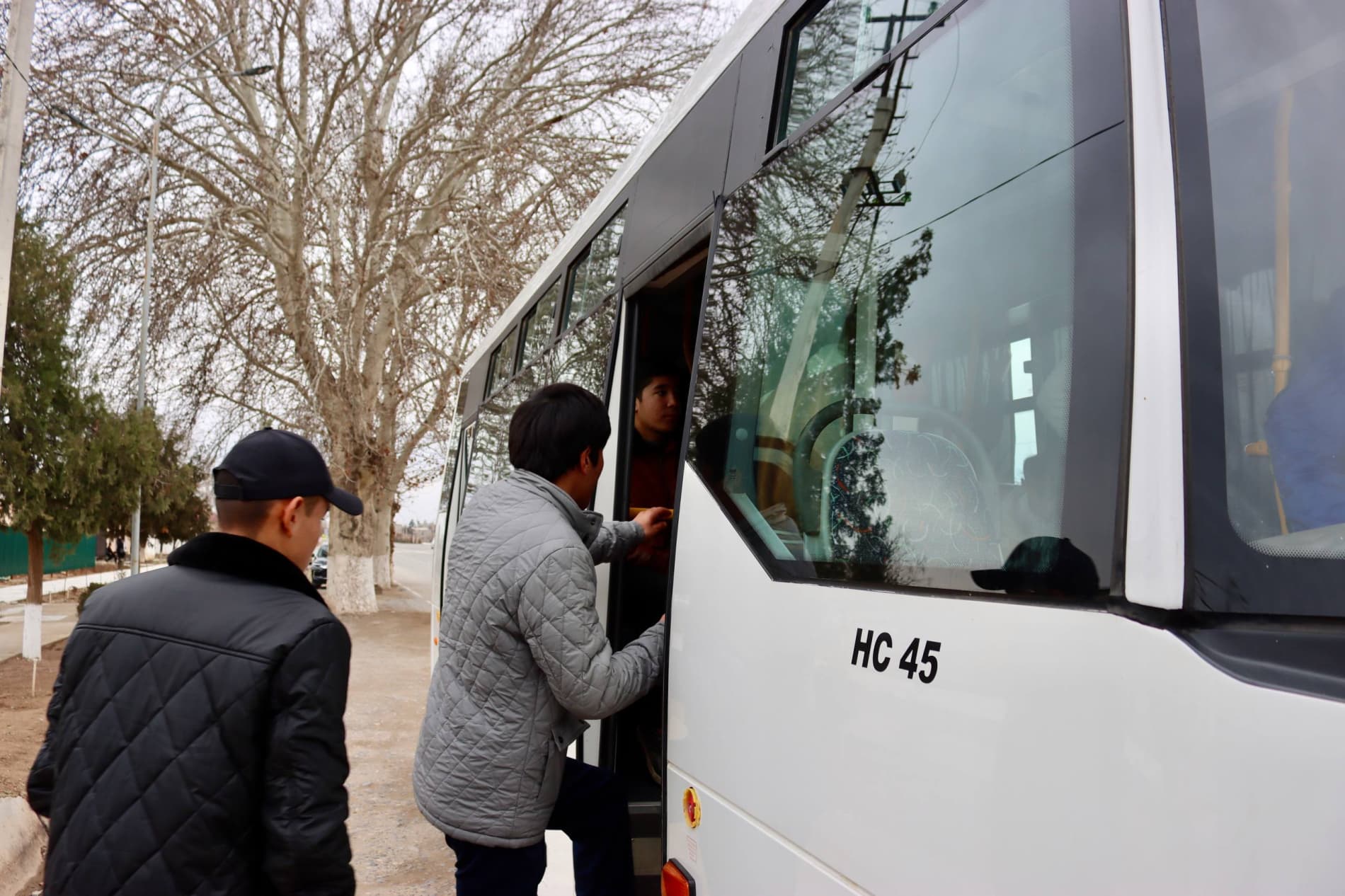 Ichki turizm: Bandixonda otaliqqa olingan yoshlar “Shakarli ota” ziyoratgohini ziyorat qilib qaytdi