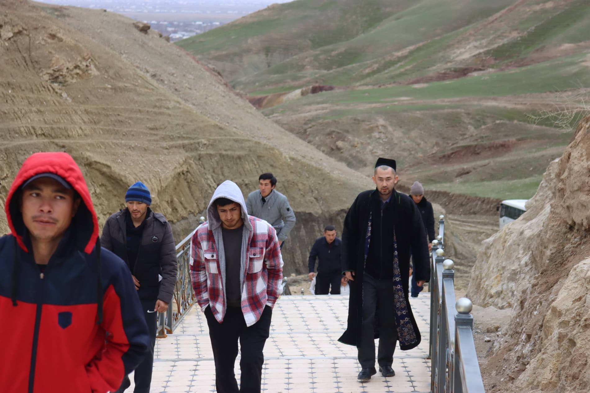 Ichki turizm: Bandixonda otaliqqa olingan yoshlar “Shakarli ota” ziyoratgohini ziyorat qilib qaytdi
