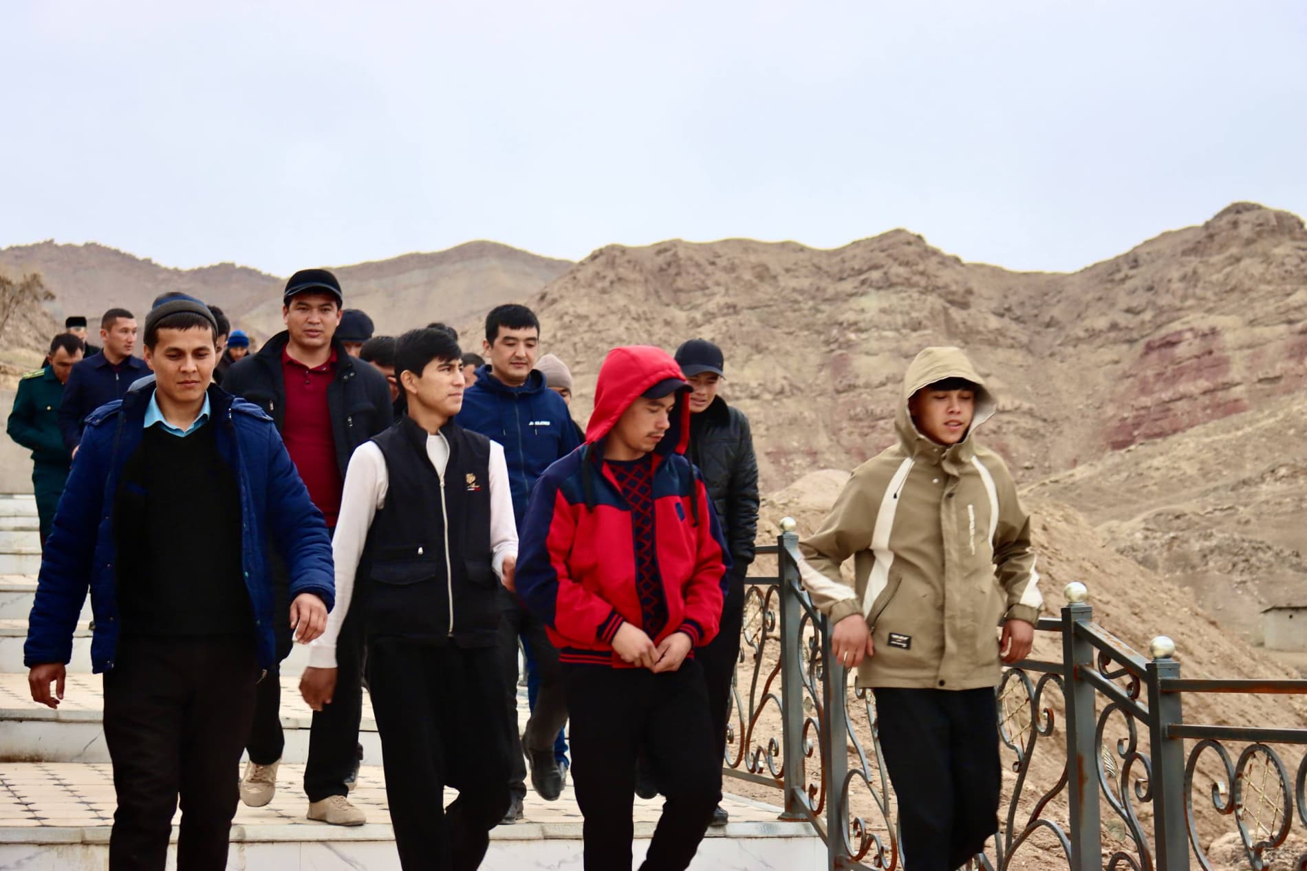 Ichki turizm: Bandixonda otaliqqa olingan yoshlar “Shakarli ota” ziyoratgohini ziyorat qilib qaytdi