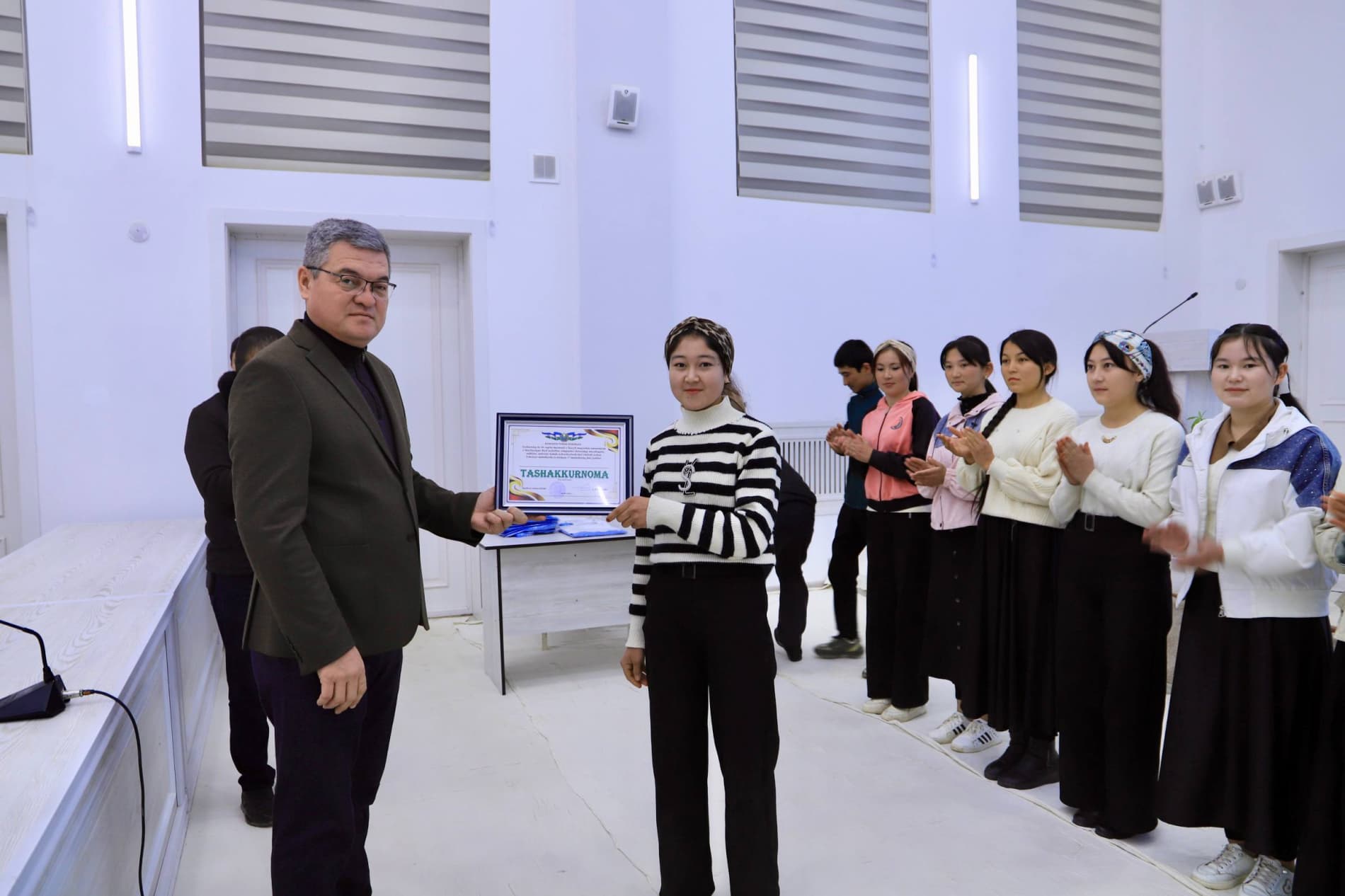 "Besh tashabbus" olimpiadasi doirasidagi musoboqalar, tadbirlar, tanlovlar hamda uchrashuvlarda faol ishtirok etib kelayotgan bir guruh sportchi qizlarga tuman hokimi Abdumalik Allamuradov tomonidan sport kiyimlari va jihozlari topshirildi.