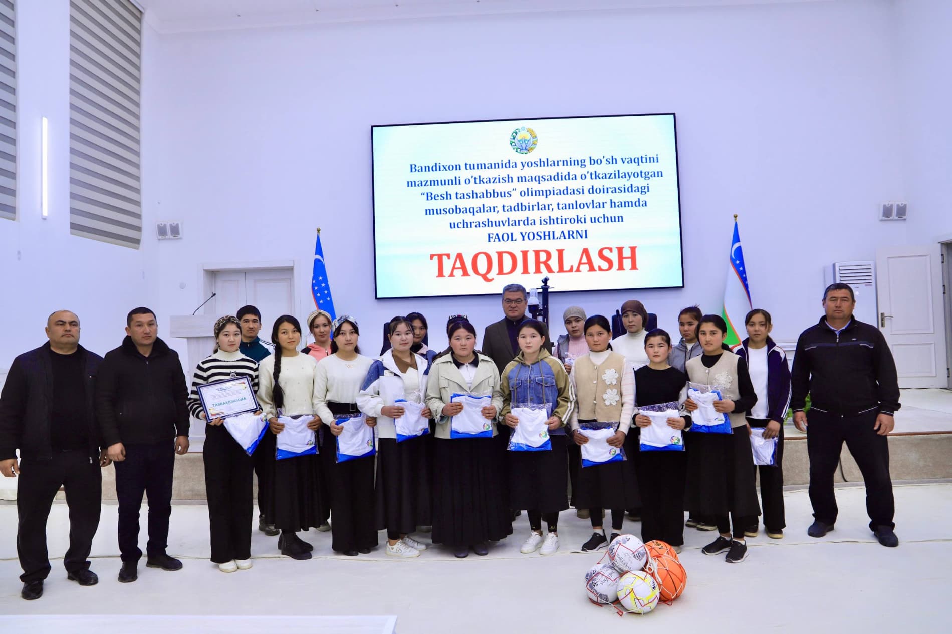 "Besh tashabbus" olimpiadasi doirasidagi musoboqalar, tadbirlar, tanlovlar hamda uchrashuvlarda faol ishtirok etib kelayotgan bir guruh sportchi qizlarga tuman hokimi Abdumalik Allamuradov tomonidan sport kiyimlari va jihozlari topshirildi.