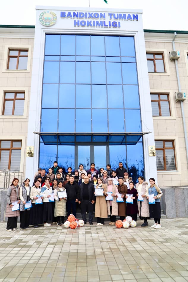 "Besh tashabbus" olimpiadasi doirasidagi musoboqalar, tadbirlar, tanlovlar hamda uchrashuvlarda faol ishtirok etib kelayotgan bir guruh sportchi qizlarga tuman hokimi Abdumalik Allamuradov tomonidan sport kiyimlari va jihozlari topshirildi.