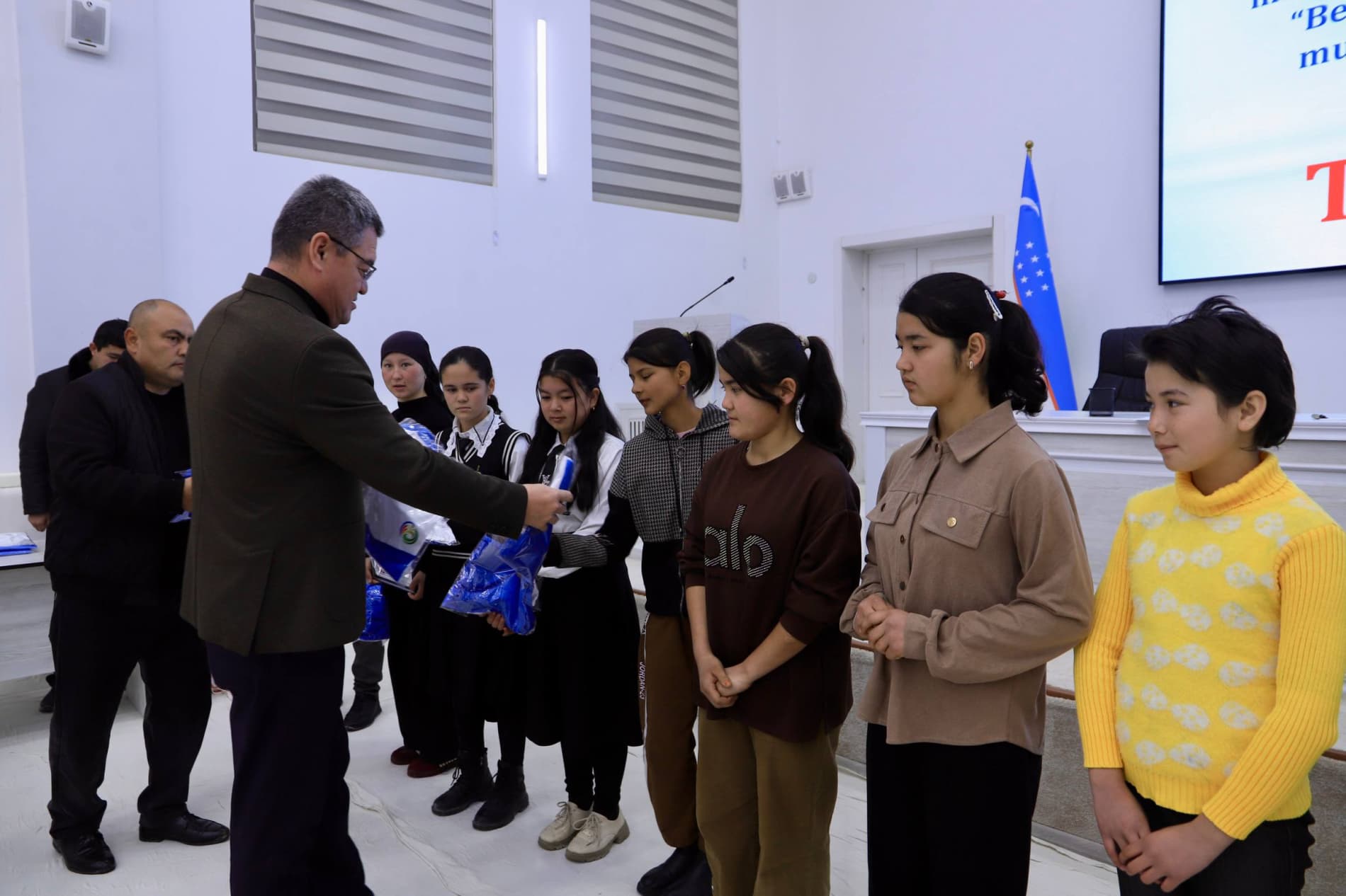 "Besh tashabbus" olimpiadasi doirasidagi musoboqalar, tadbirlar, tanlovlar hamda uchrashuvlarda faol ishtirok etib kelayotgan bir guruh sportchi qizlarga tuman hokimi Abdumalik Allamuradov tomonidan sport kiyimlari va jihozlari topshirildi.