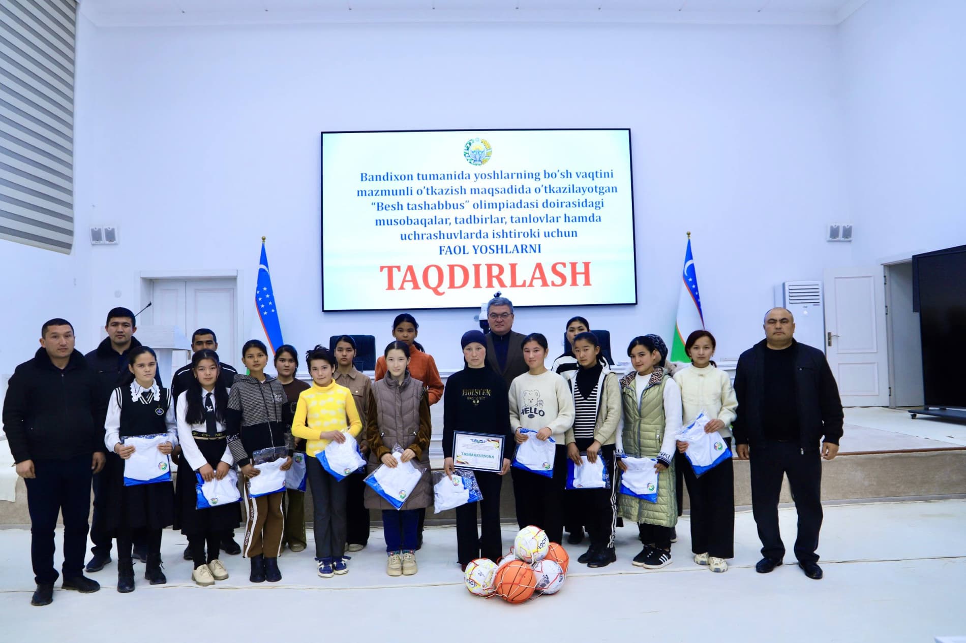 "Besh tashabbus" olimpiadasi doirasidagi musoboqalar, tadbirlar, tanlovlar hamda uchrashuvlarda faol ishtirok etib kelayotgan bir guruh sportchi qizlarga tuman hokimi Abdumalik Allamuradov tomonidan sport kiyimlari va jihozlari topshirildi.