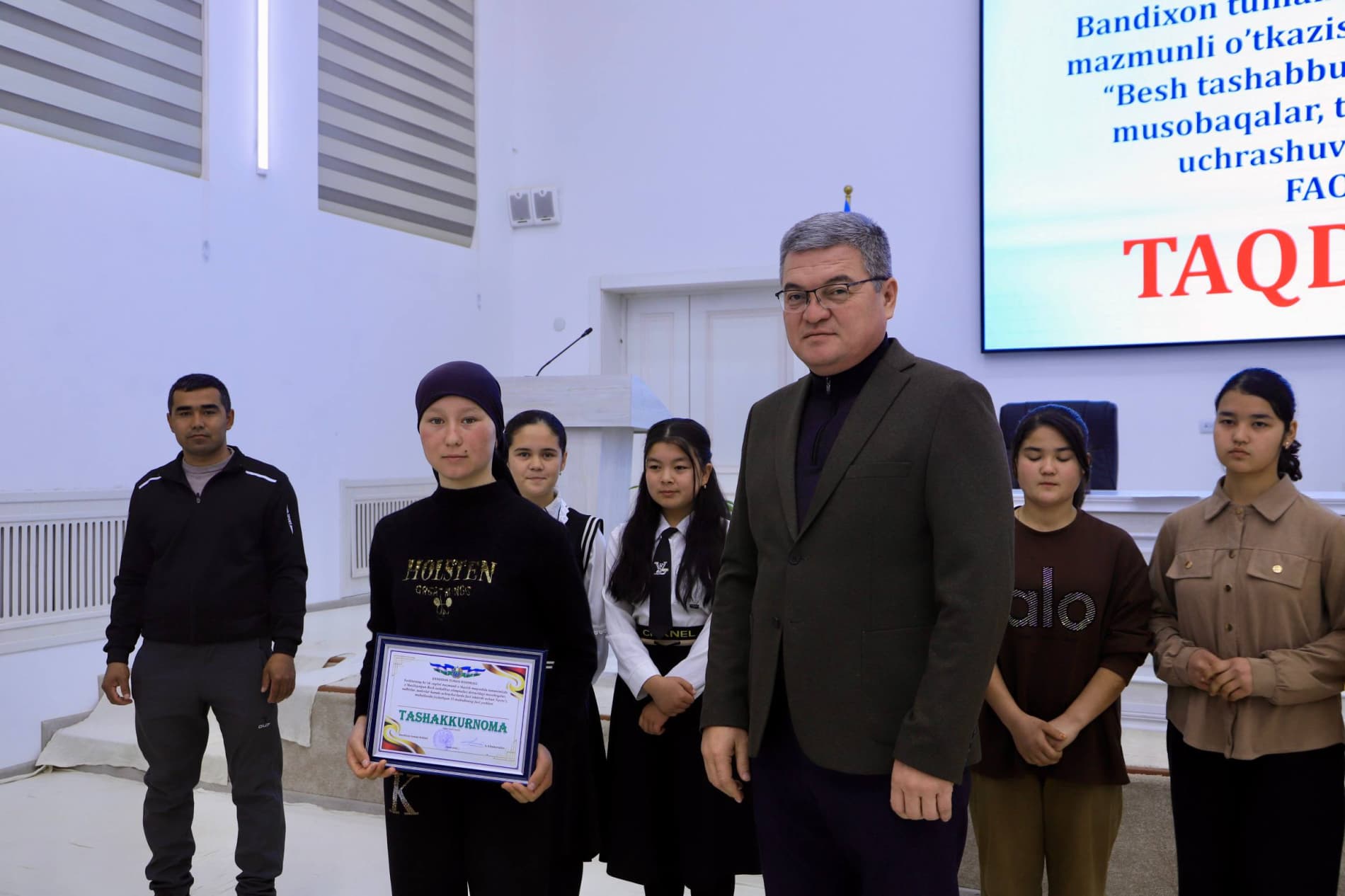 "Besh tashabbus" olimpiadasi doirasidagi musoboqalar, tadbirlar, tanlovlar hamda uchrashuvlarda faol ishtirok etib kelayotgan bir guruh sportchi qizlarga tuman hokimi Abdumalik Allamuradov tomonidan sport kiyimlari va jihozlari topshirildi.