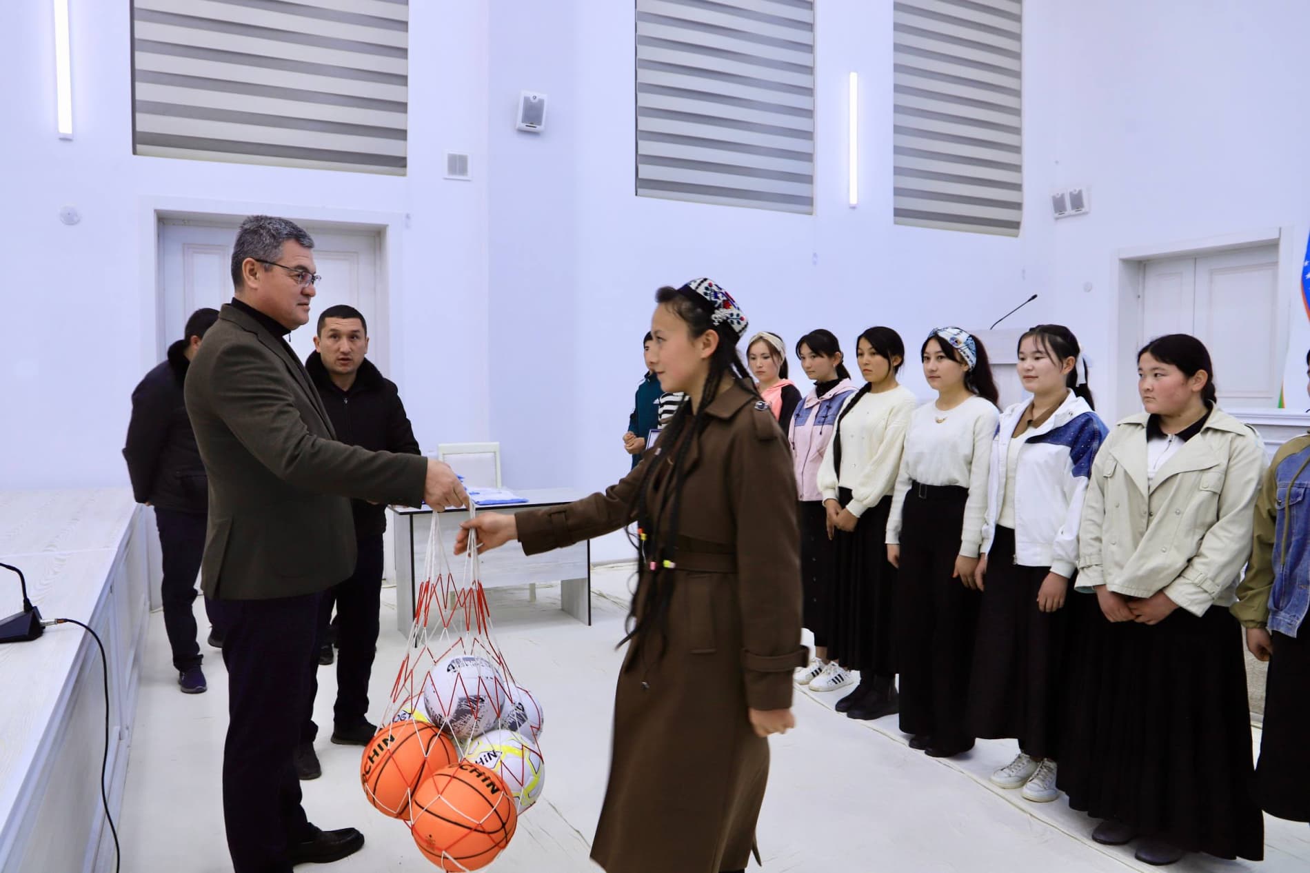 "Besh tashabbus" olimpiadasi doirasidagi musoboqalar, tadbirlar, tanlovlar hamda uchrashuvlarda faol ishtirok etib kelayotgan bir guruh sportchi qizlarga tuman hokimi Abdumalik Allamuradov tomonidan sport kiyimlari va jihozlari topshirildi.