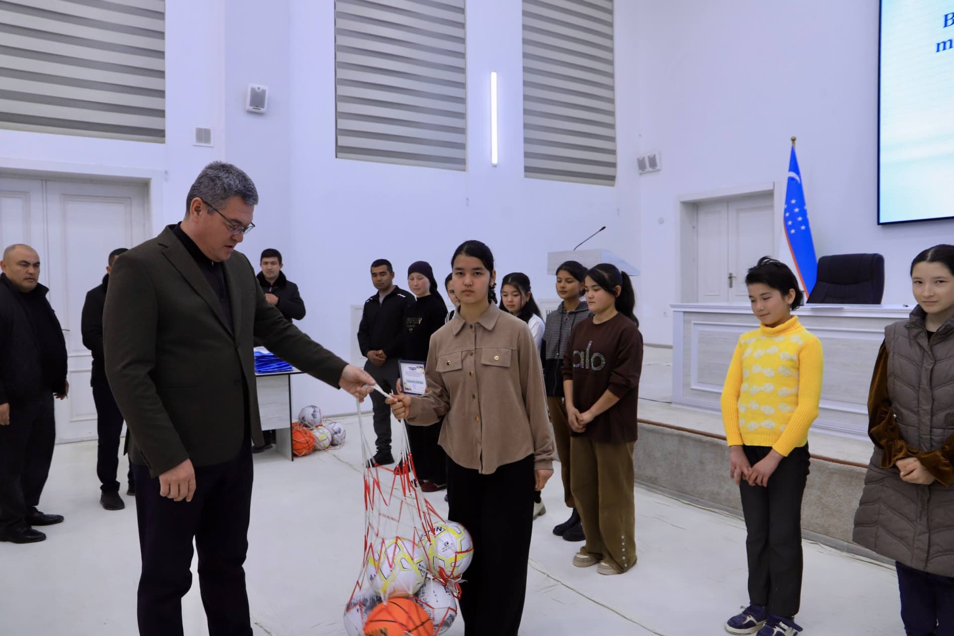 "Besh tashabbus" olimpiadasi doirasidagi musoboqalar, tadbirlar, tanlovlar hamda uchrashuvlarda faol ishtirok etib kelayotgan bir guruh sportchi qizlarga tuman hokimi Abdumalik Allamuradov tomonidan sport kiyimlari va jihozlari topshirildi.