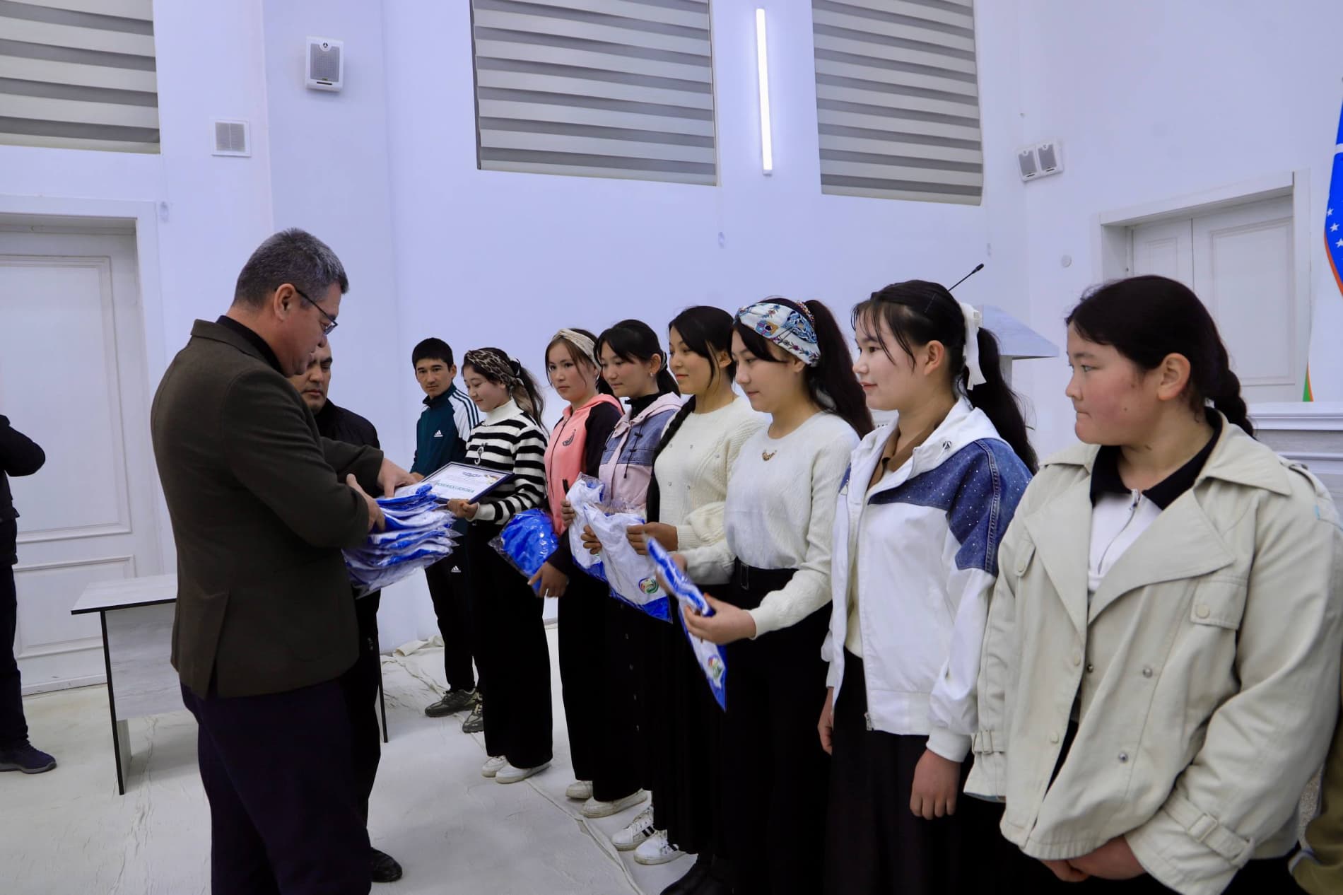 "Besh tashabbus" olimpiadasi doirasidagi musoboqalar, tadbirlar, tanlovlar hamda uchrashuvlarda faol ishtirok etib kelayotgan bir guruh sportchi qizlarga tuman hokimi Abdumalik Allamuradov tomonidan sport kiyimlari va jihozlari topshirildi.