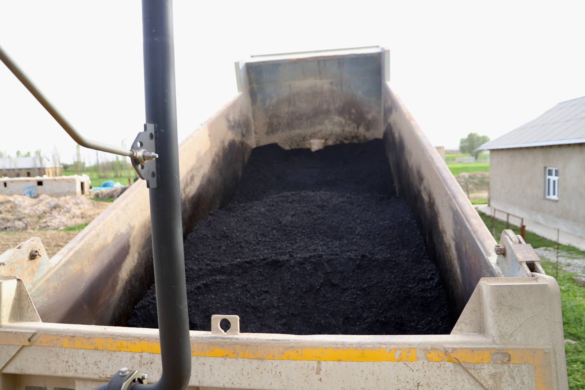 Инсон қадри ва халқ манфаати йўлида: Бандихонда яна бир кўчага асфалт ётқизилмоқда