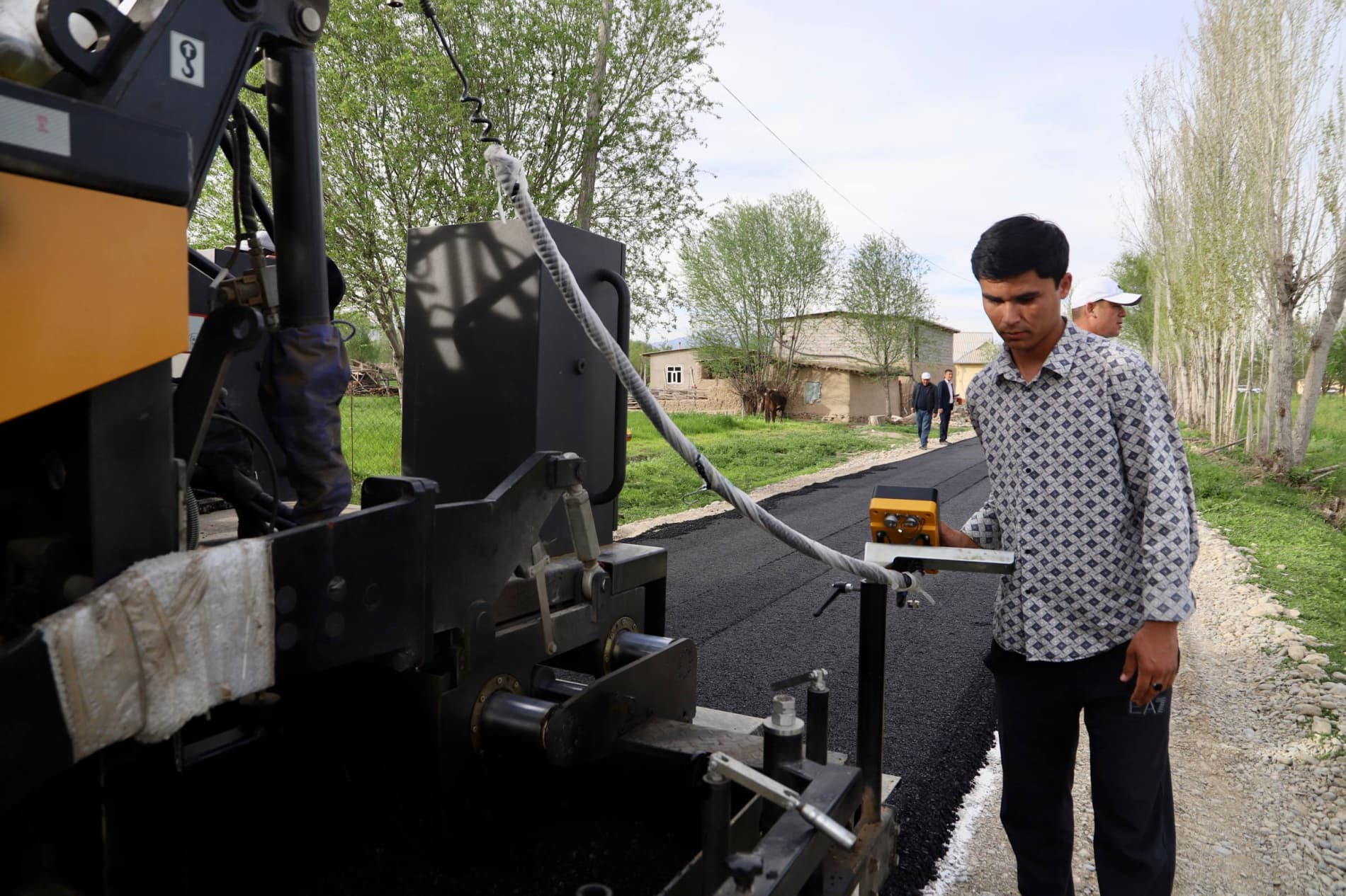 Инсон қадри ва халқ манфаати йўлида: Бандихонда яна бир кўчага асфалт ётқизилмоқда