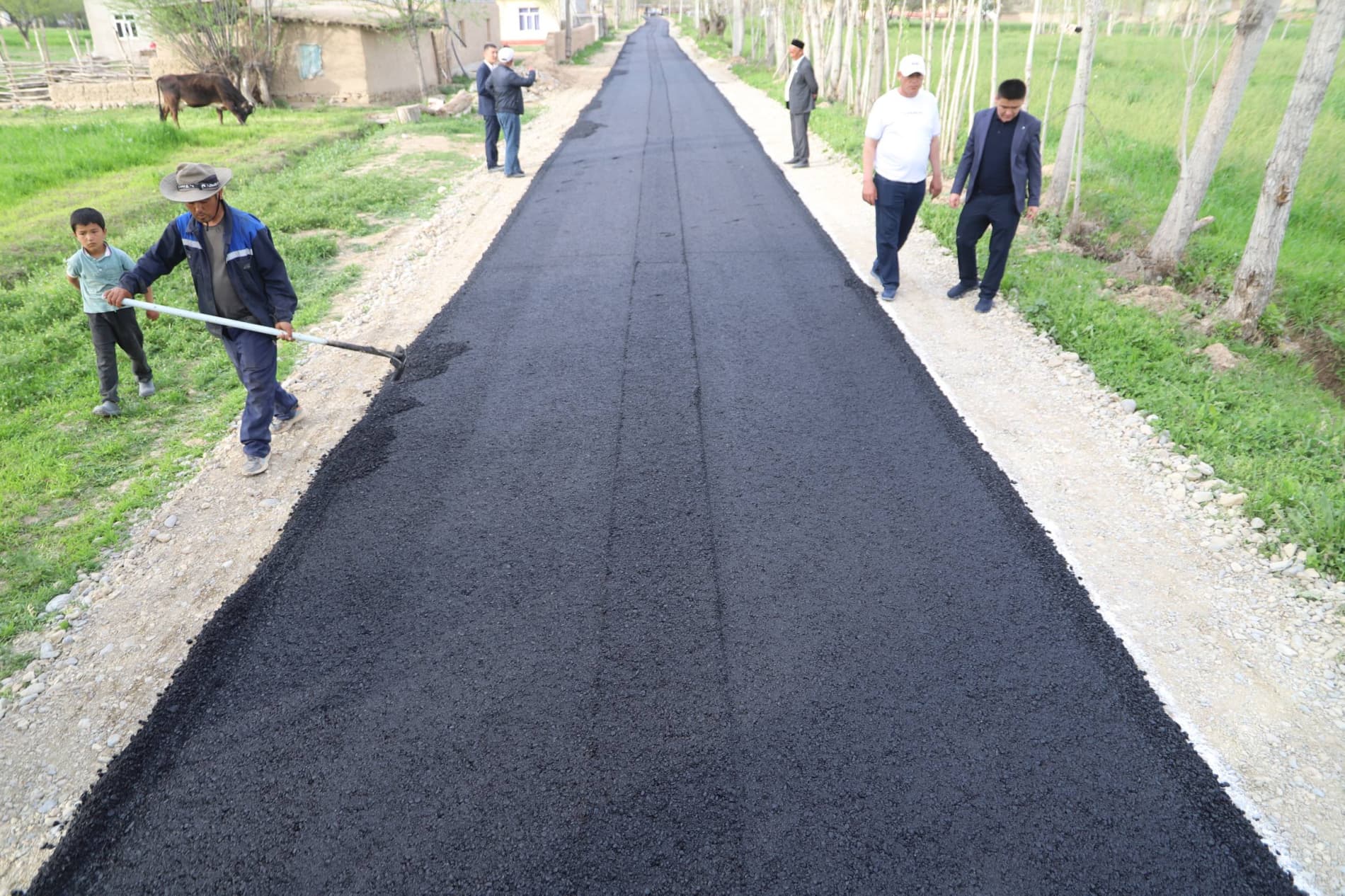 Инсон қадри ва халқ манфаати йўлида: Бандихонда яна бир кўчага асфалт ётқизилмоқда