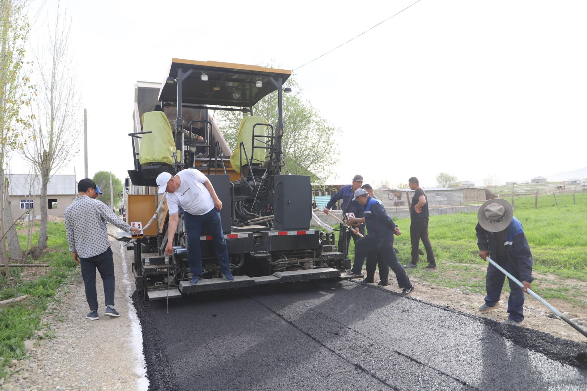 Инсон қадри ва халқ манфаати йўлида: Бандихонда яна бир кўчага асфалт ётқизилмоқда