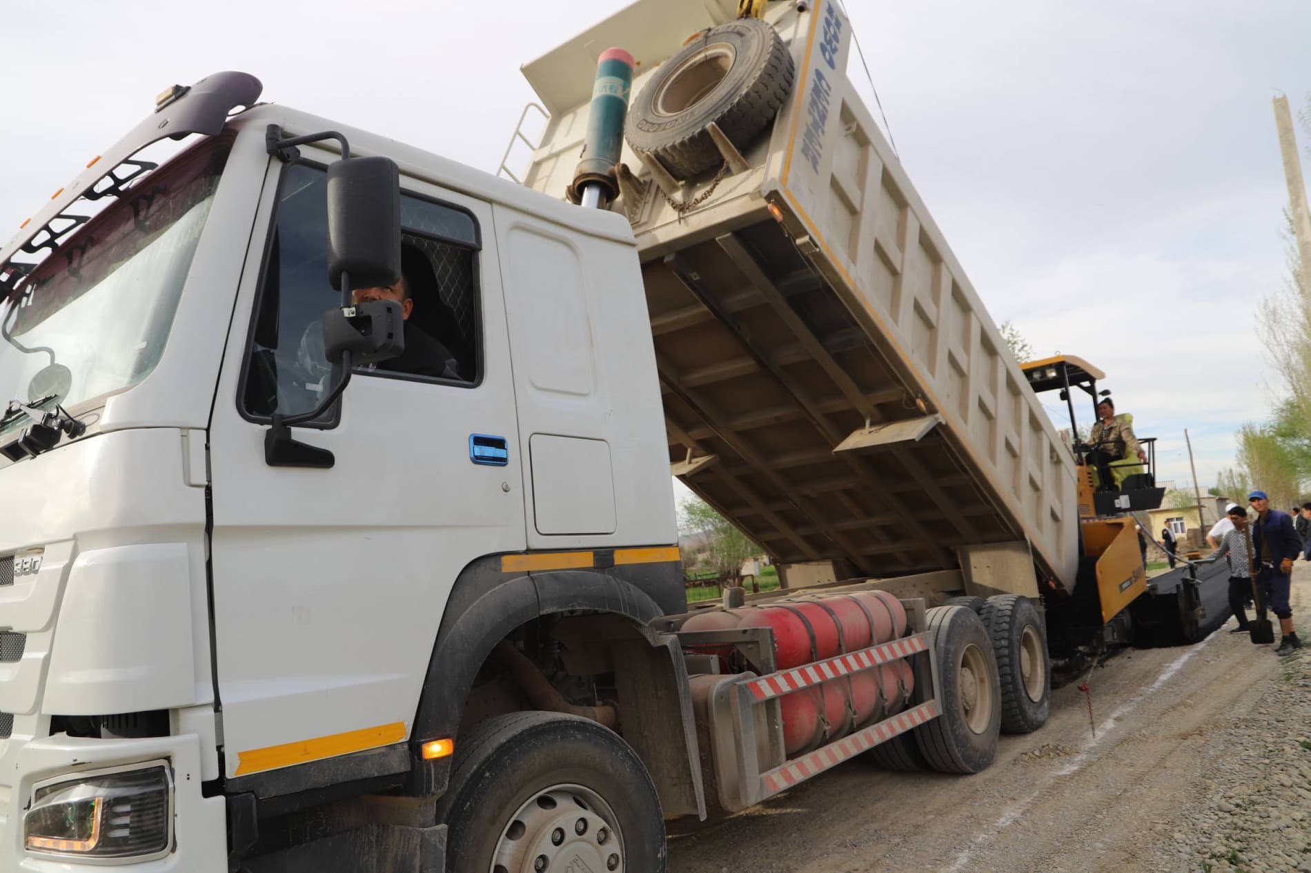 Инсон қадри ва халқ манфаати йўлида: Бандихонда яна бир кўчага асфалт ётқизилмоқда