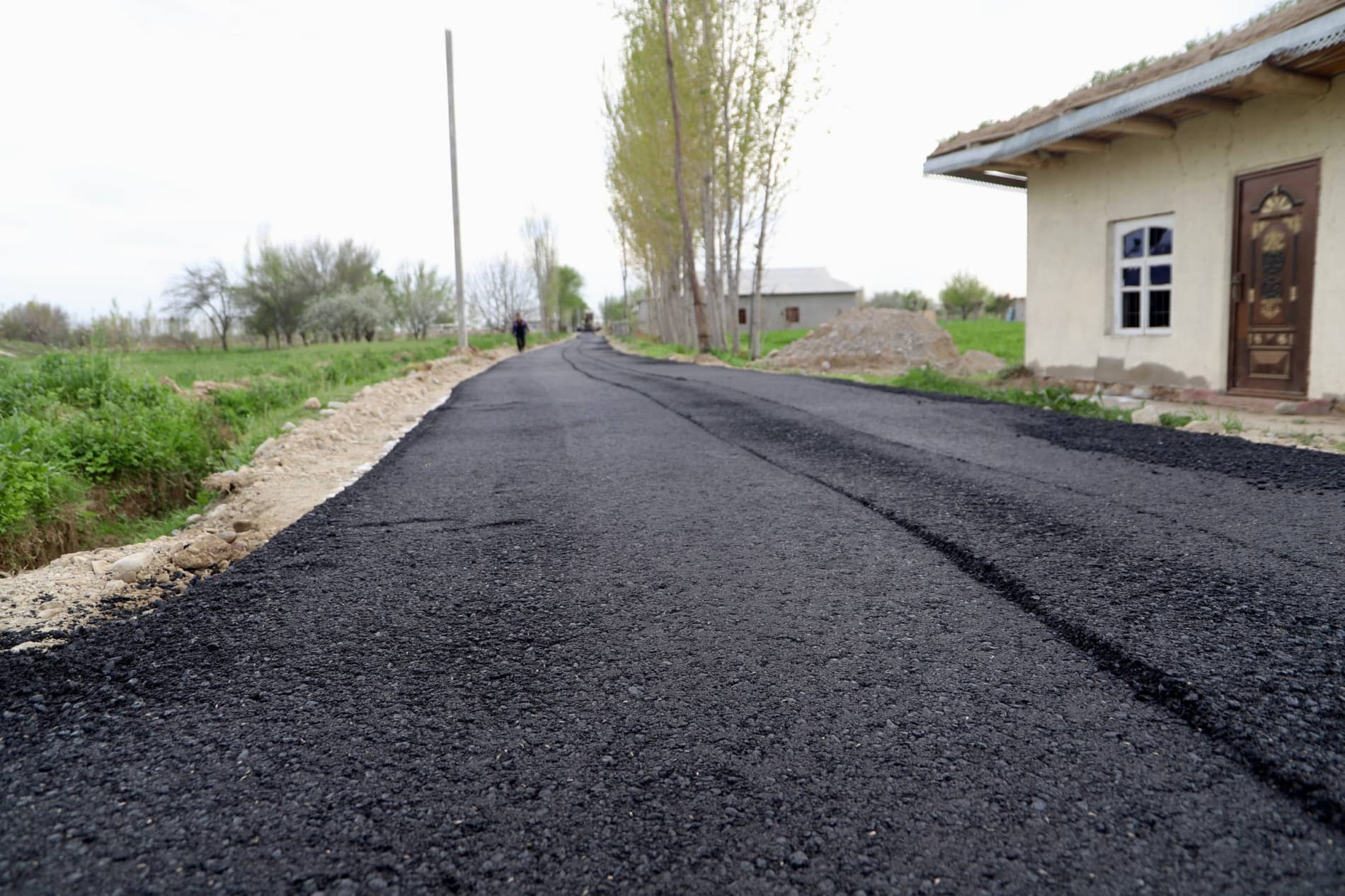 Инсон қадри ва халқ манфаати йўлида: Бандихонда яна бир кўчага асфалт ётқизилмоқда