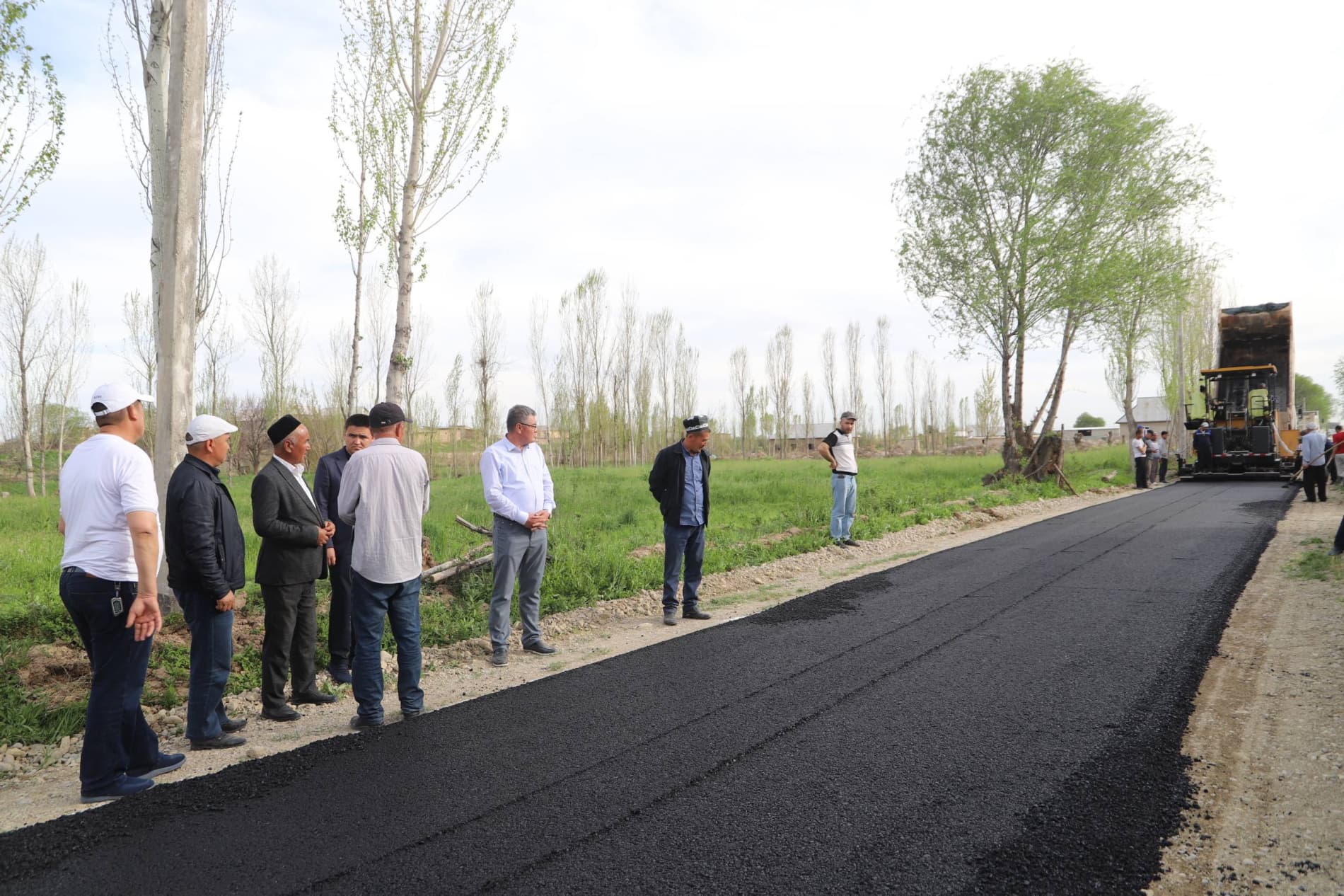 Инсон қадри ва халқ манфаати йўлида: Бандихонда яна бир кўчага асфалт ётқизилмоқда