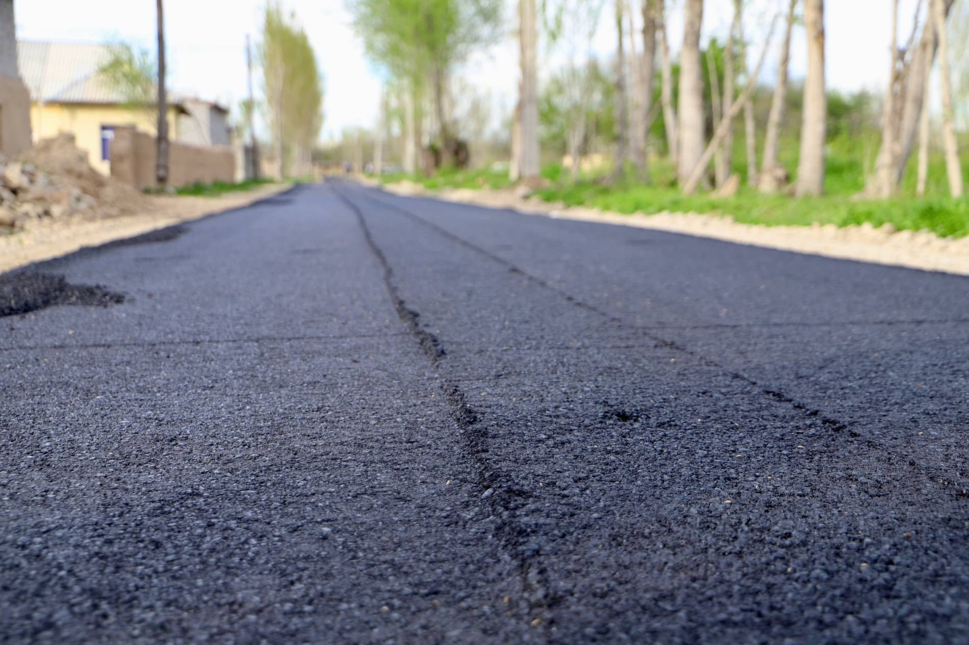 Инсон қадри ва халқ манфаати йўлида: Бандихонда яна бир кўчага асфалт ётқизилмоқда