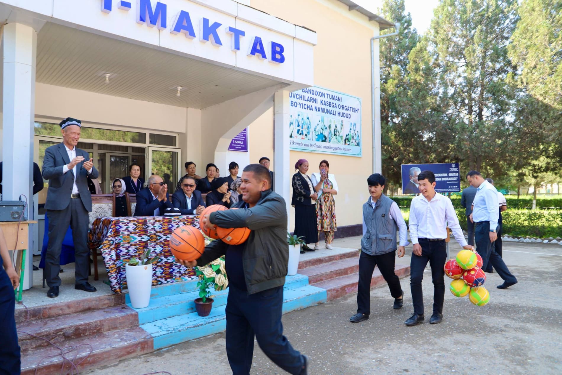 Uch avlod uchrashuvi: Maktabni yigirma yil oldin bitirgan bitiruvchilar maktabga zamonaviy doskalar va sport anjomlari sovg'a qilishdi