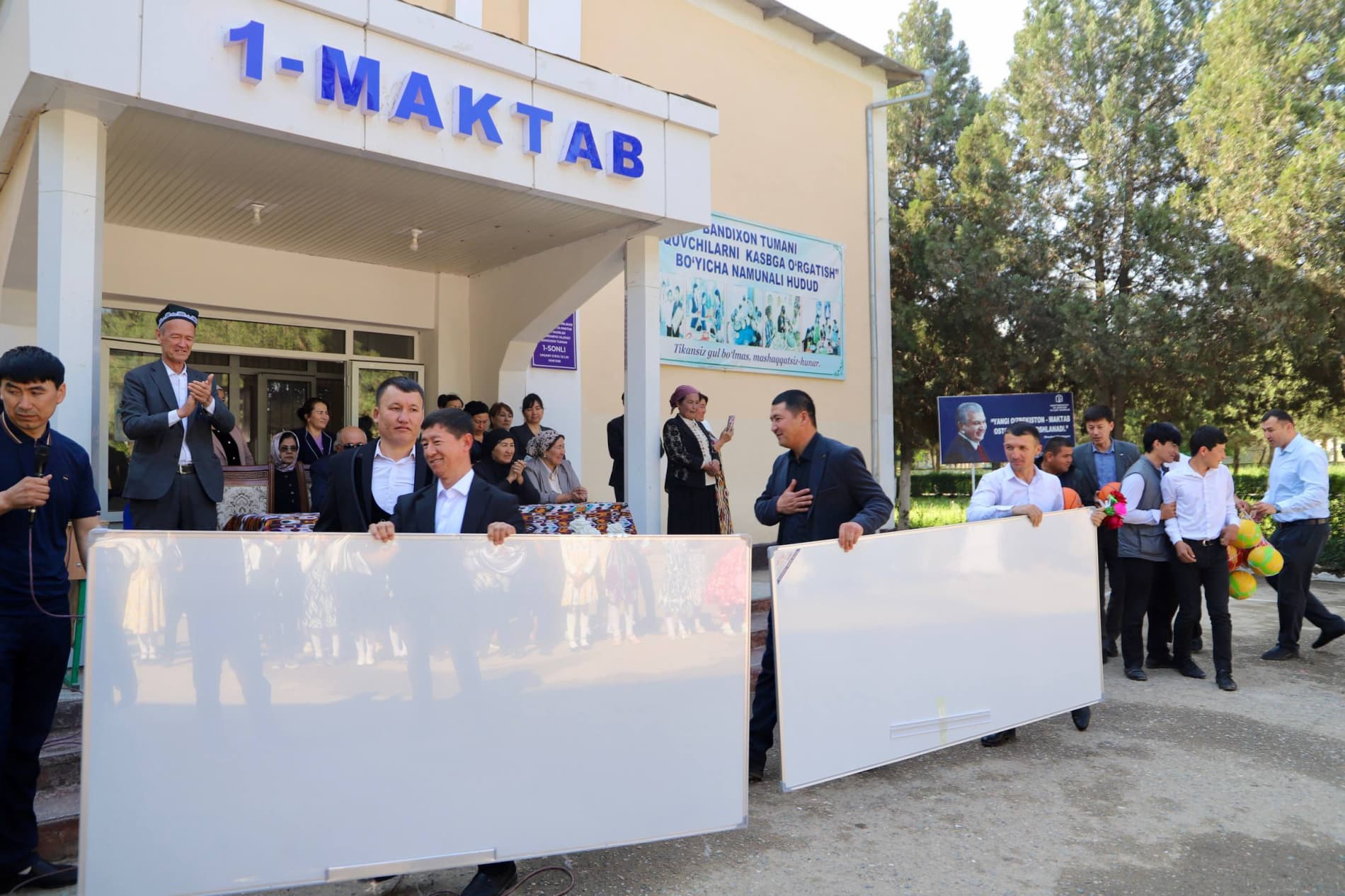 Uch avlod uchrashuvi: Maktabni yigirma yil oldin bitirgan bitiruvchilar maktabga zamonaviy doskalar va sport anjomlari sovg'a qilishdi