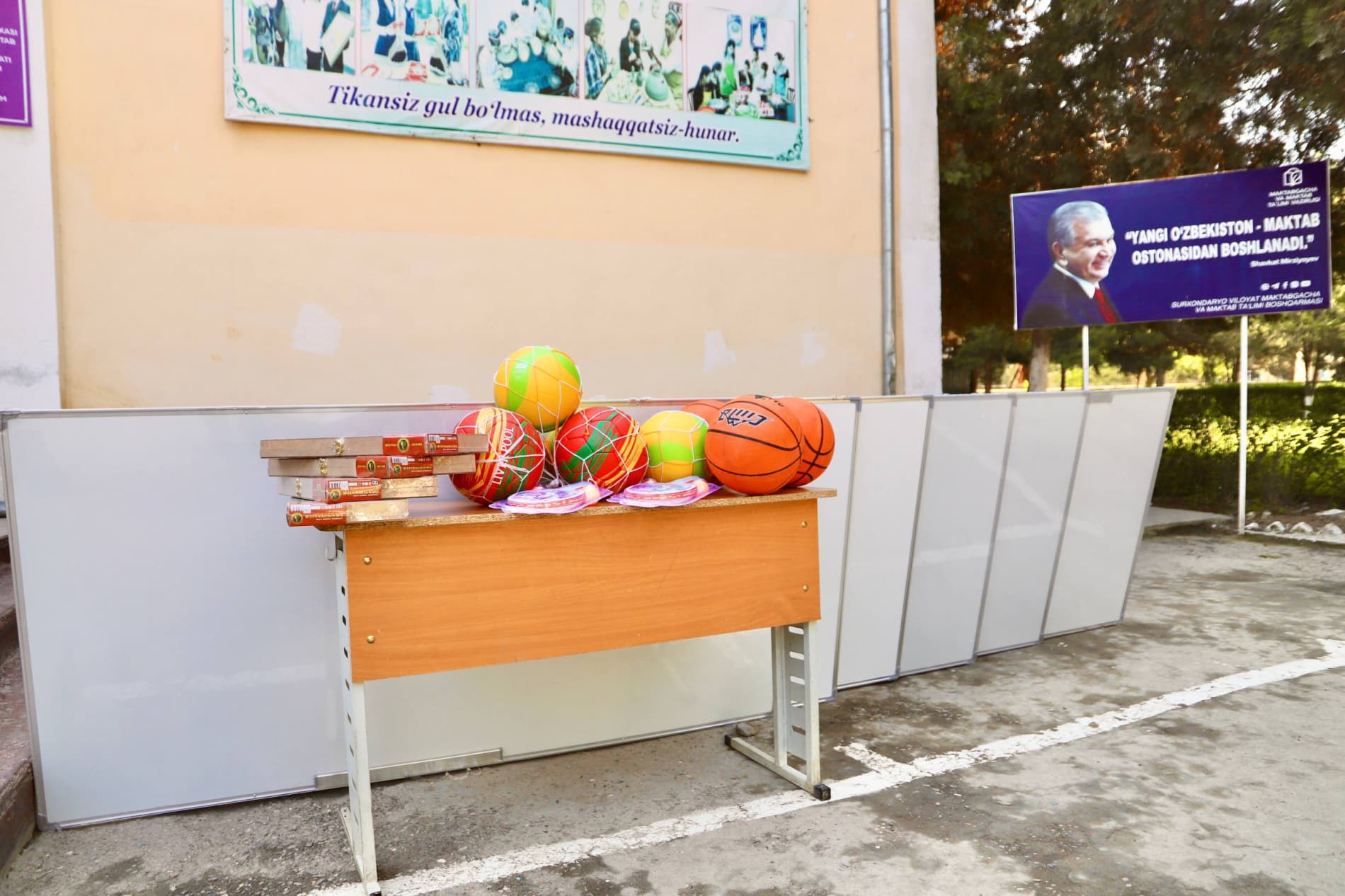 Uch avlod uchrashuvi: Maktabni yigirma yil oldin bitirgan bitiruvchilar maktabga zamonaviy doskalar va sport anjomlari sovg'a qilishdi