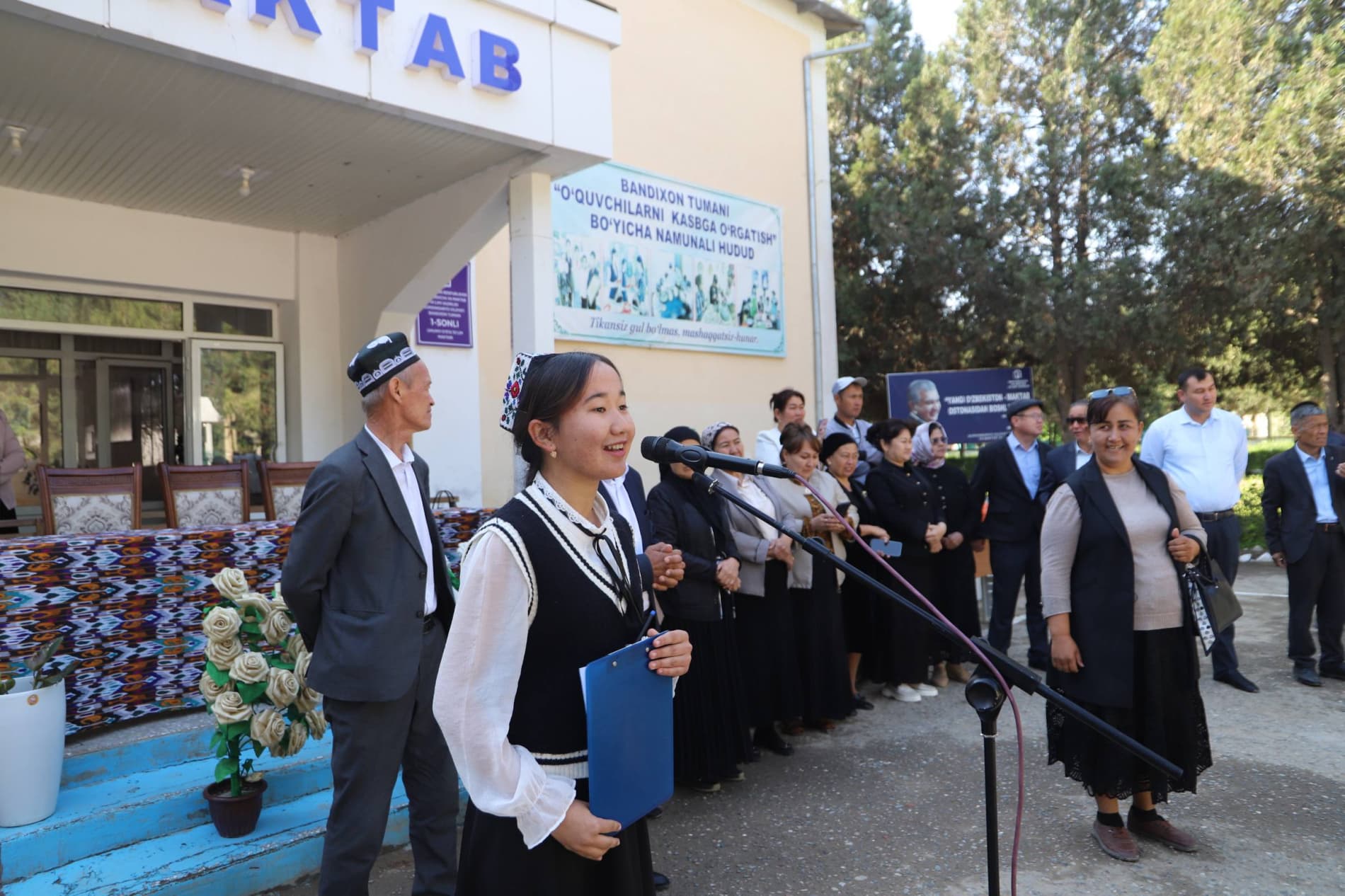 Uch avlod uchrashuvi: Maktabni yigirma yil oldin bitirgan bitiruvchilar maktabga zamonaviy doskalar va sport anjomlari sovg'a qilishdi