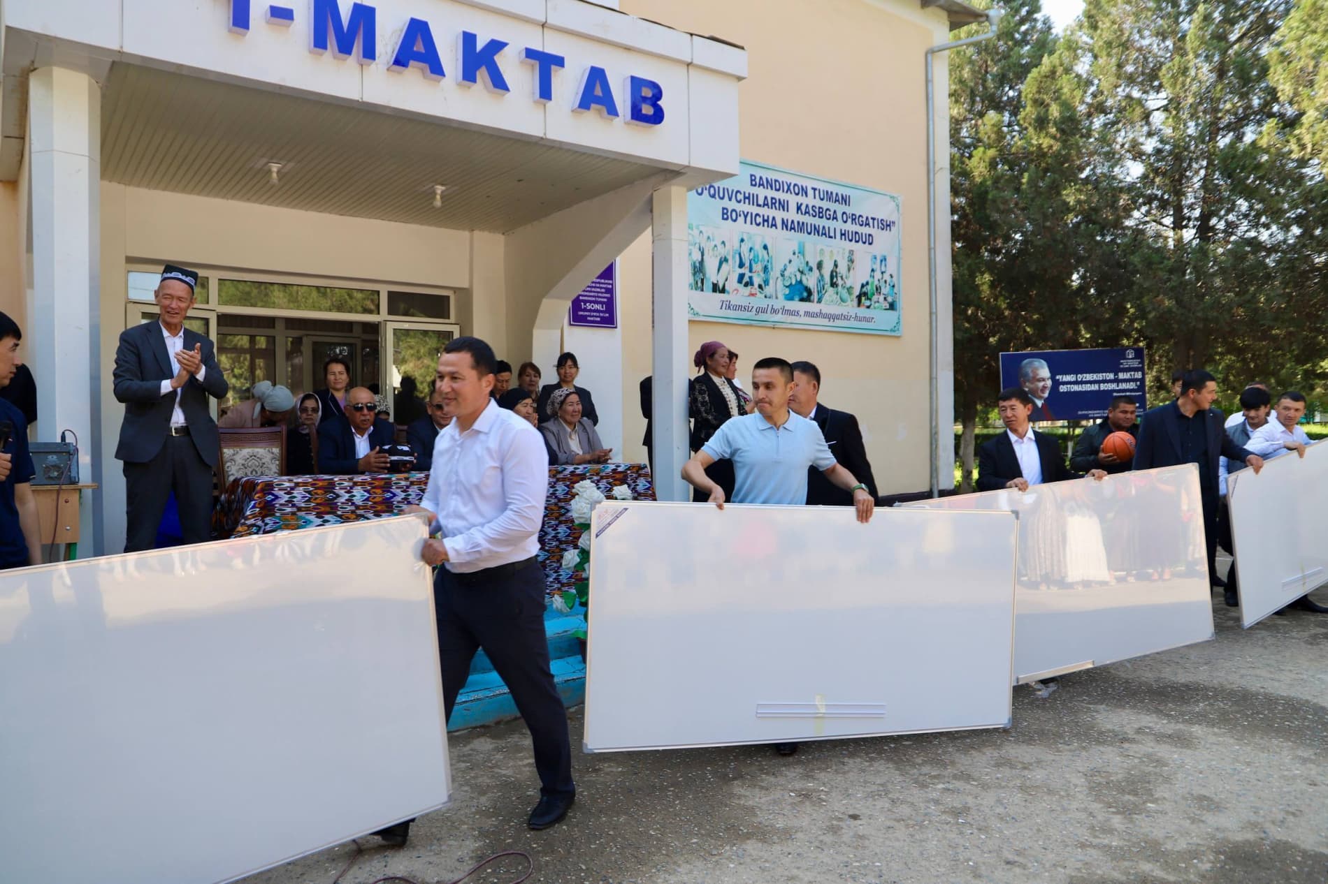 Uch avlod uchrashuvi: Maktabni yigirma yil oldin bitirgan bitiruvchilar maktabga zamonaviy doskalar va sport anjomlari sovg'a qilishdi