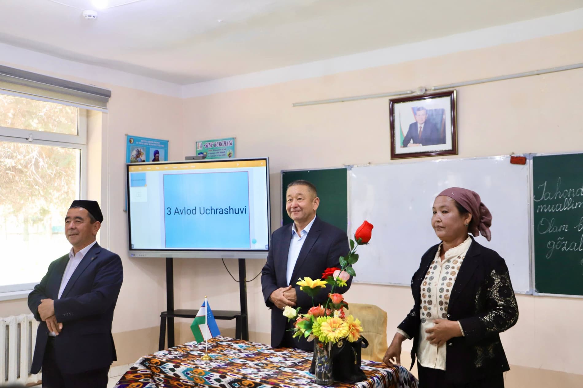 Uch avlod uchrashuvi: Maktabni yigirma yil oldin bitirgan bitiruvchilar maktabga zamonaviy doskalar va sport anjomlari sovg'a qilishdi