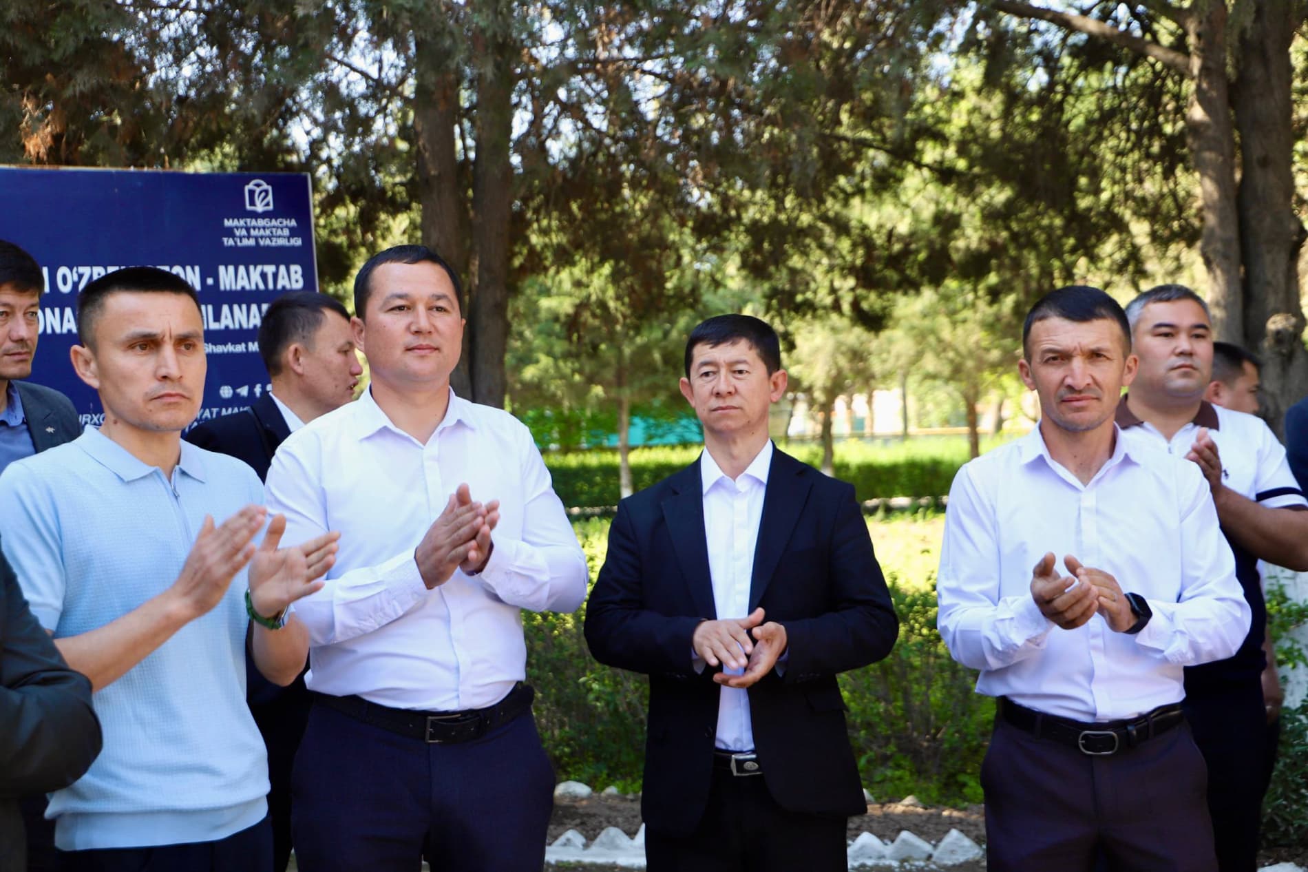 Uch avlod uchrashuvi: Maktabni yigirma yil oldin bitirgan bitiruvchilar maktabga zamonaviy doskalar va sport anjomlari sovg'a qilishdi