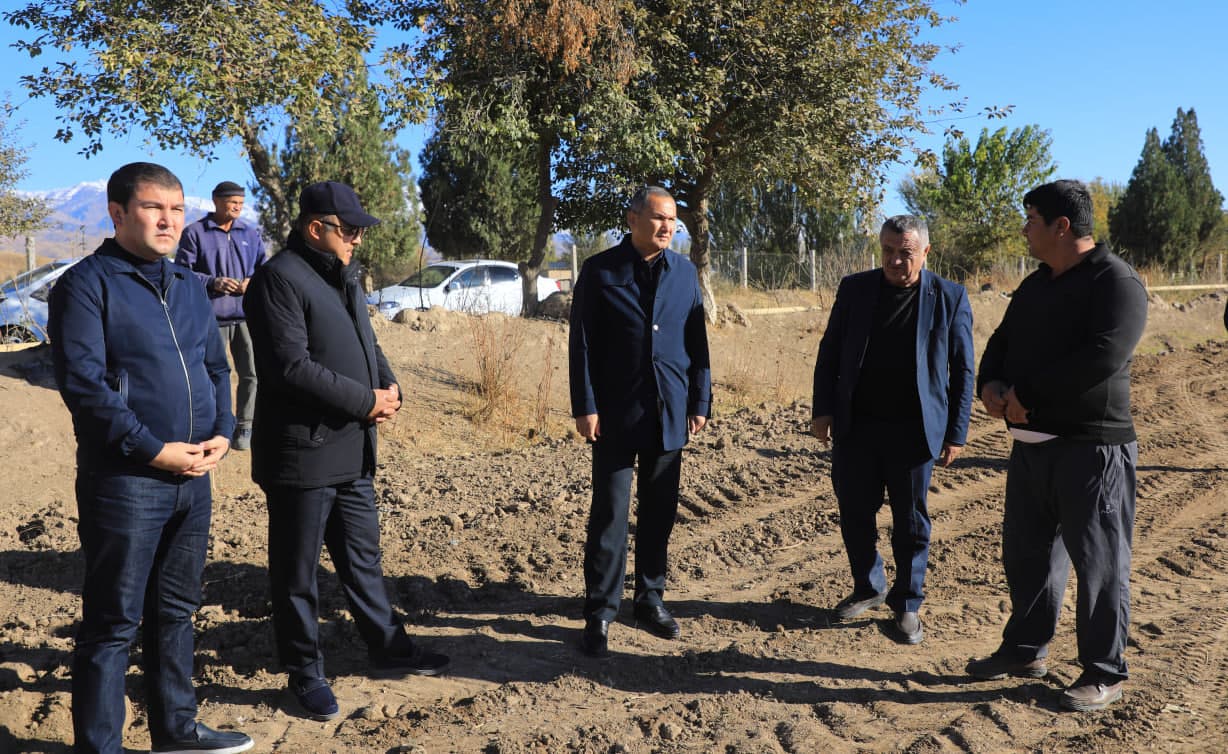 Sariosiyo tumanida 2026-yil hosili uchun boshoqli don ekinlarini ekish ishlari jadal sur’atlarda davom etmoqda.