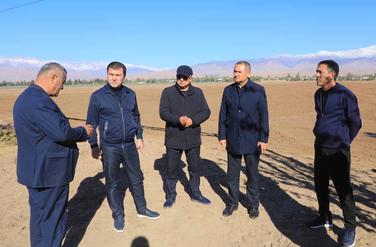 Sariosiyo tumanida 2026-yil hosili uchun boshoqli don ekinlarini ekish ishlari jadal sur’atlarda davom etmoqda.