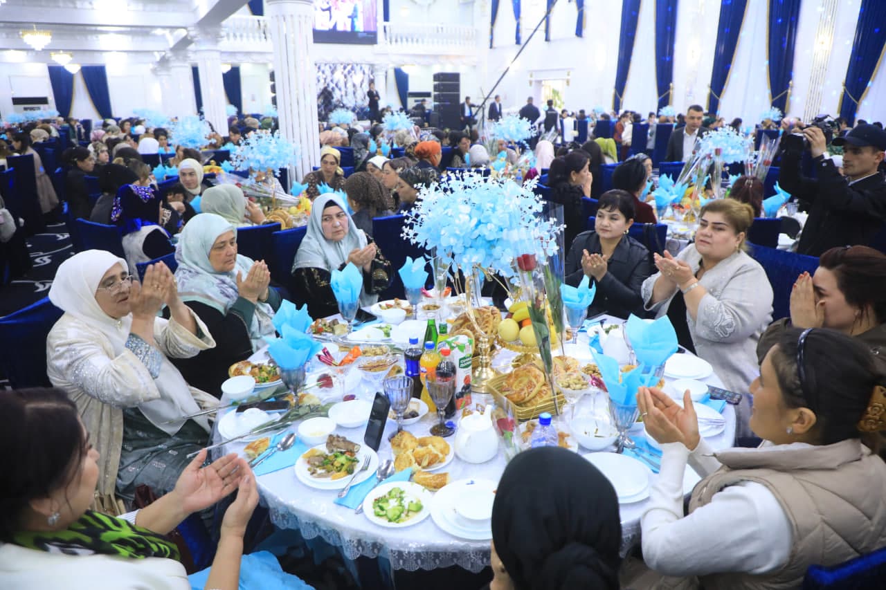 Янги Ўзбекистон аёллари – куч, меҳр ва илҳом тимсоли: Сариосиёда жамиятимиз гултожларига эҳтиром кўрсатилди