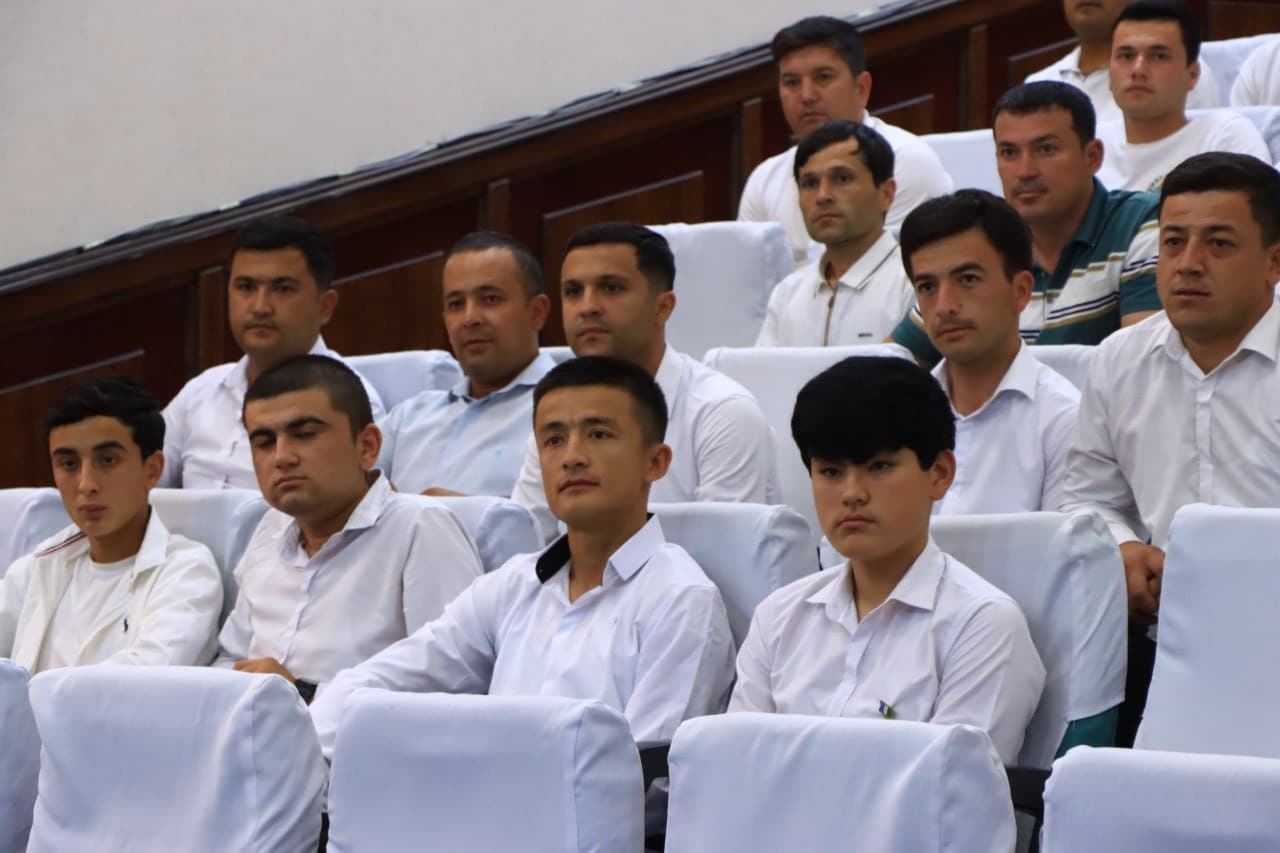 “Rahbar va yoshlar” uchrashuvi hamda samarali ish faoliyatini olib borgan yoshlar yetakchilarini taqdirlash marosimi bo‘lib o‘tdi