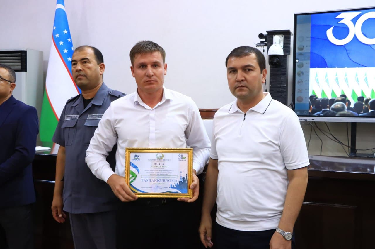“Rahbar va yoshlar” uchrashuvi hamda samarali ish faoliyatini olib borgan yoshlar yetakchilarini taqdirlash marosimi bo‘lib o‘tdi